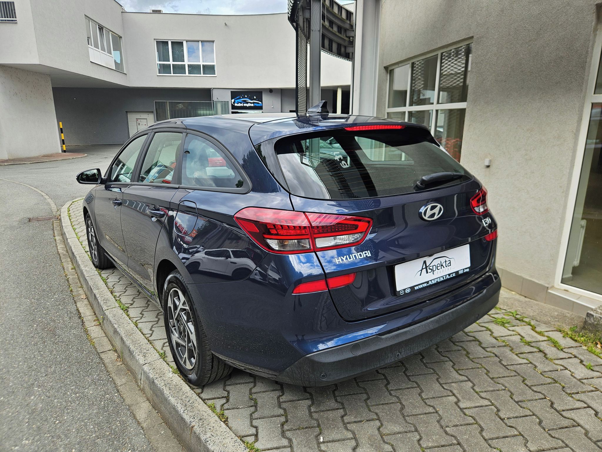 Hyundai i30, 1.5i Comfort, serv.kn., 1.maj. - fotka 3