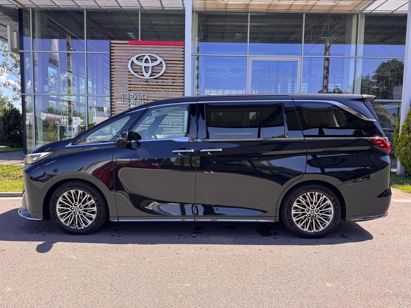 Lexus LM 350h, 2.5 Luxury VIP - fotka 5
