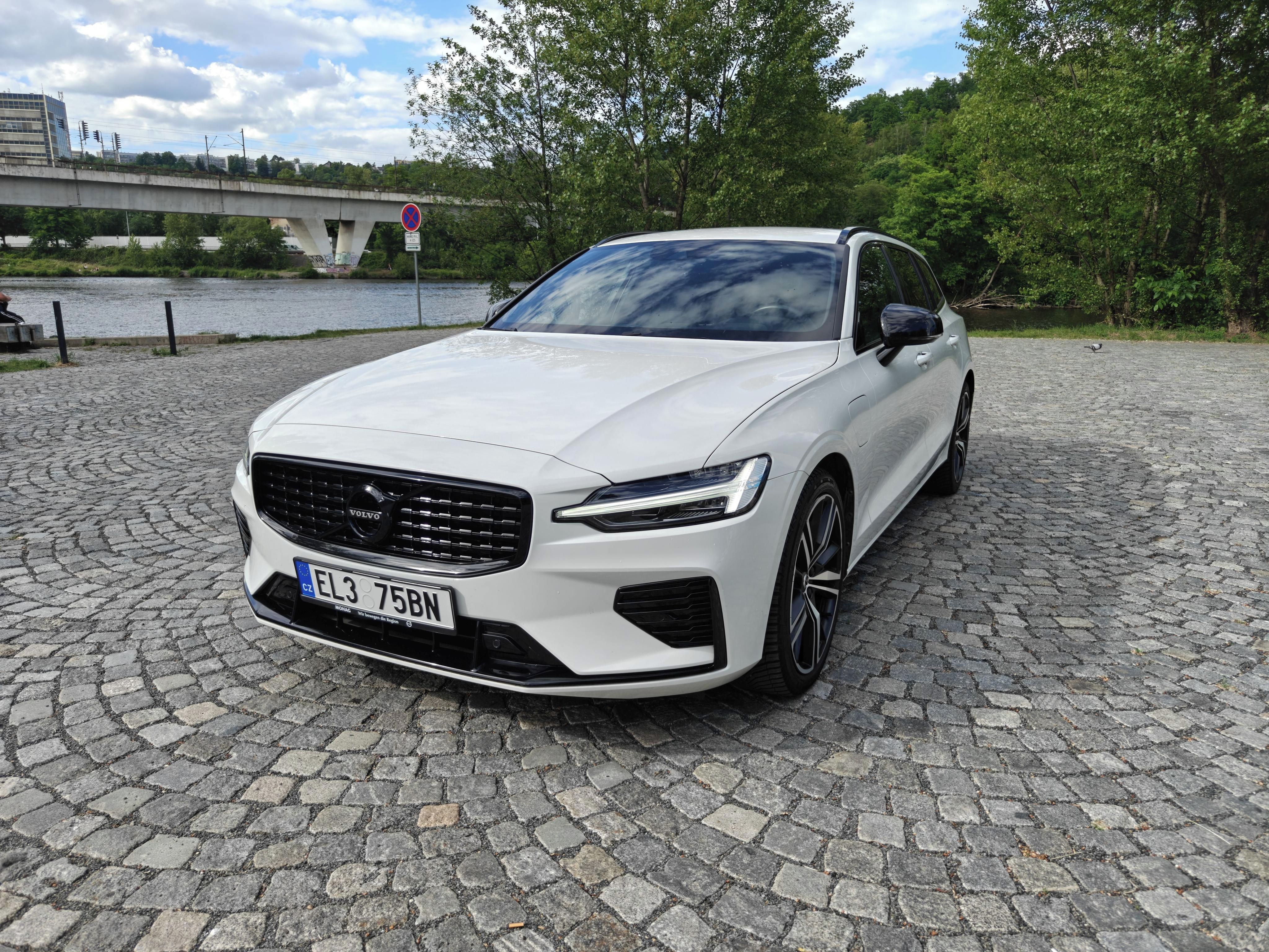 Volvo V60, RECHARGE T6, R-Design - fotka 2