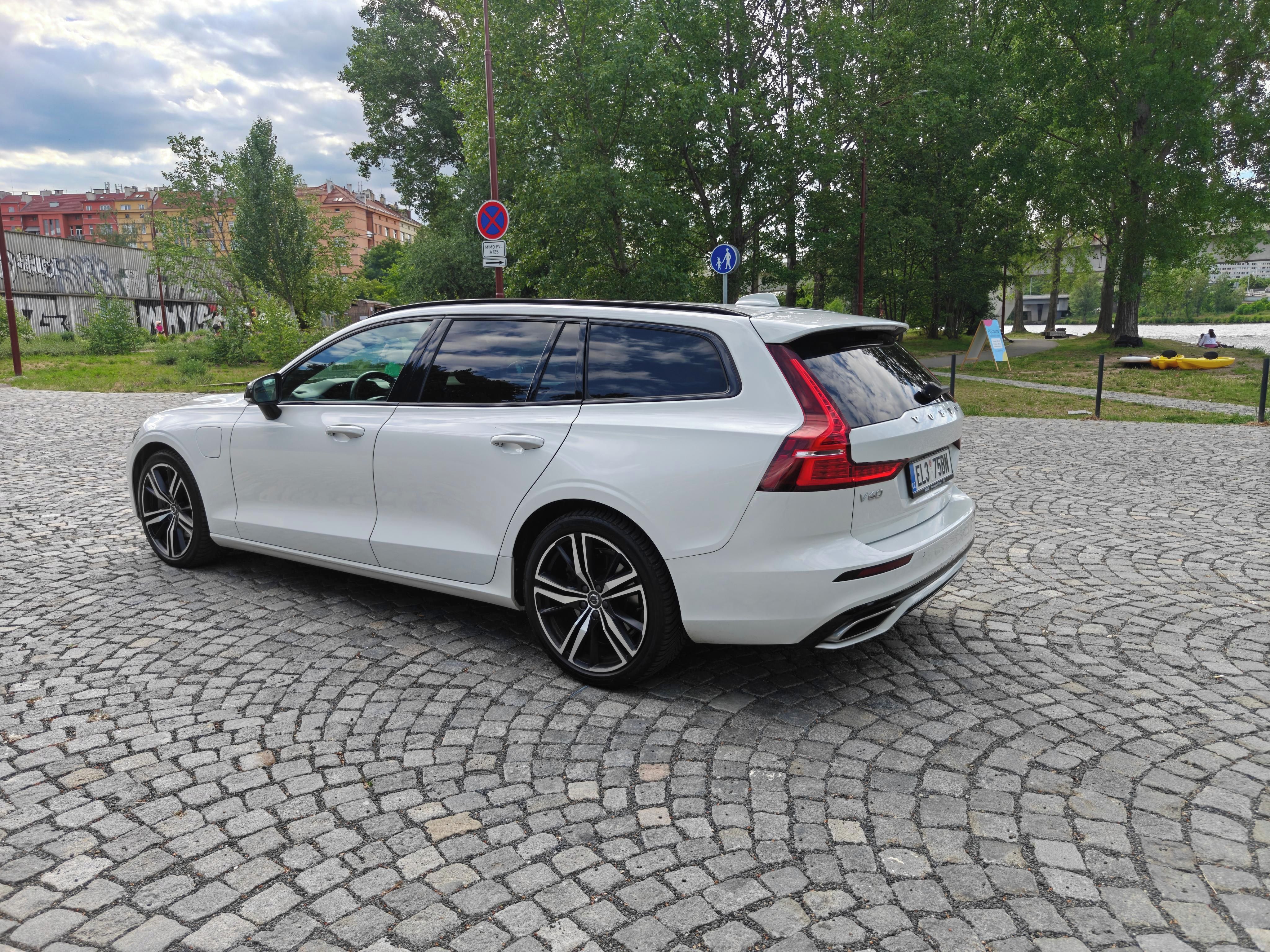Volvo V60, RECHARGE T6, R-Design - fotka 4
