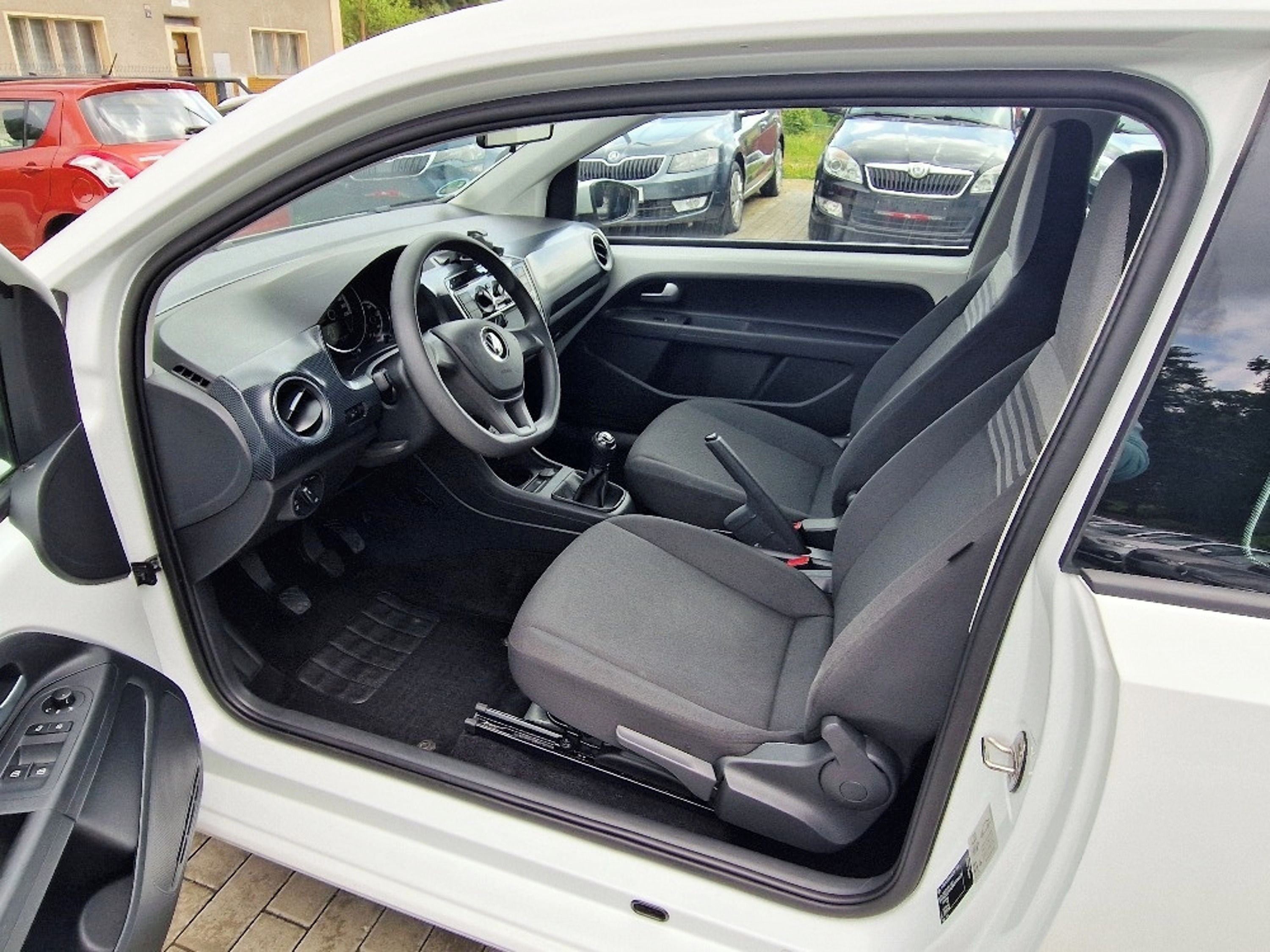 Volkswagen Up!, 1.0 MPi (48 kW), 85 tis. km - fotka 5