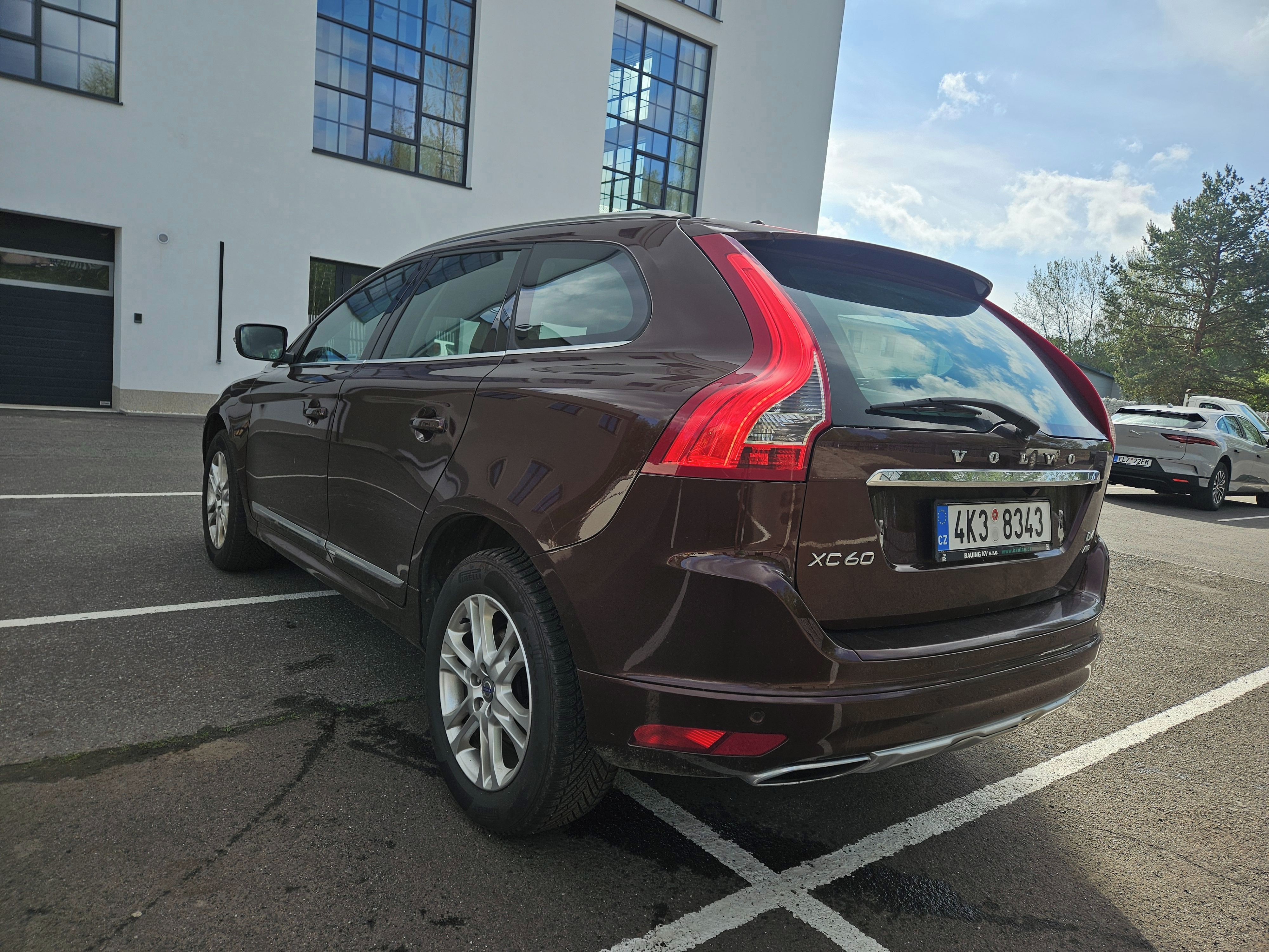 Volvo XC60, XC60 D4 169KW! AWD, KŮŽE, ACC - fotka 2