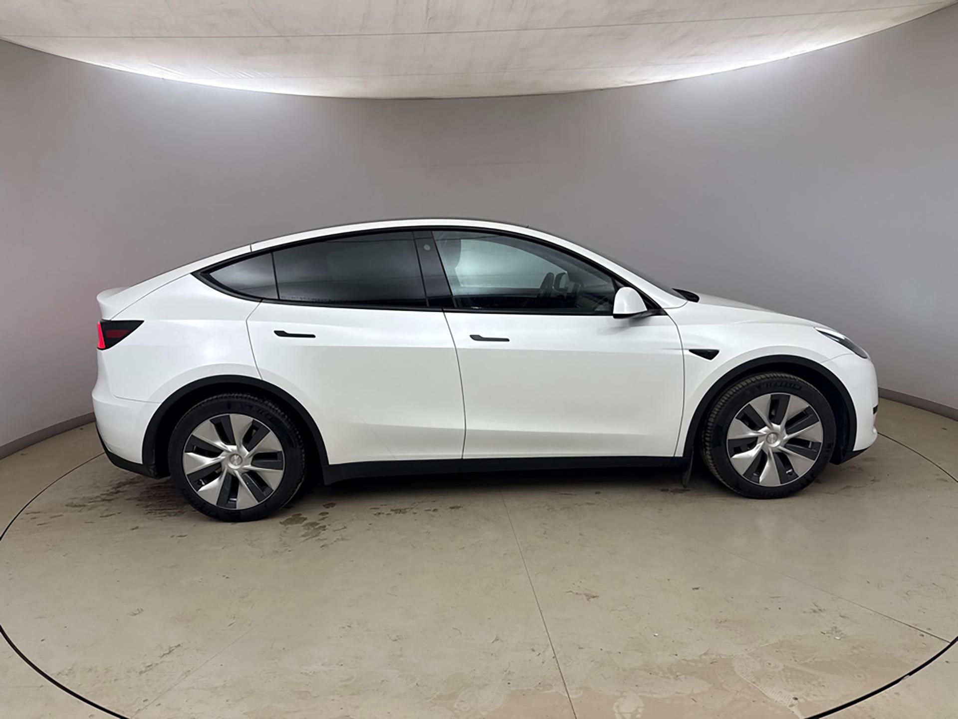 Tesla Model Y, RWD LFP | Tažné 1 600 kg - fotka 2