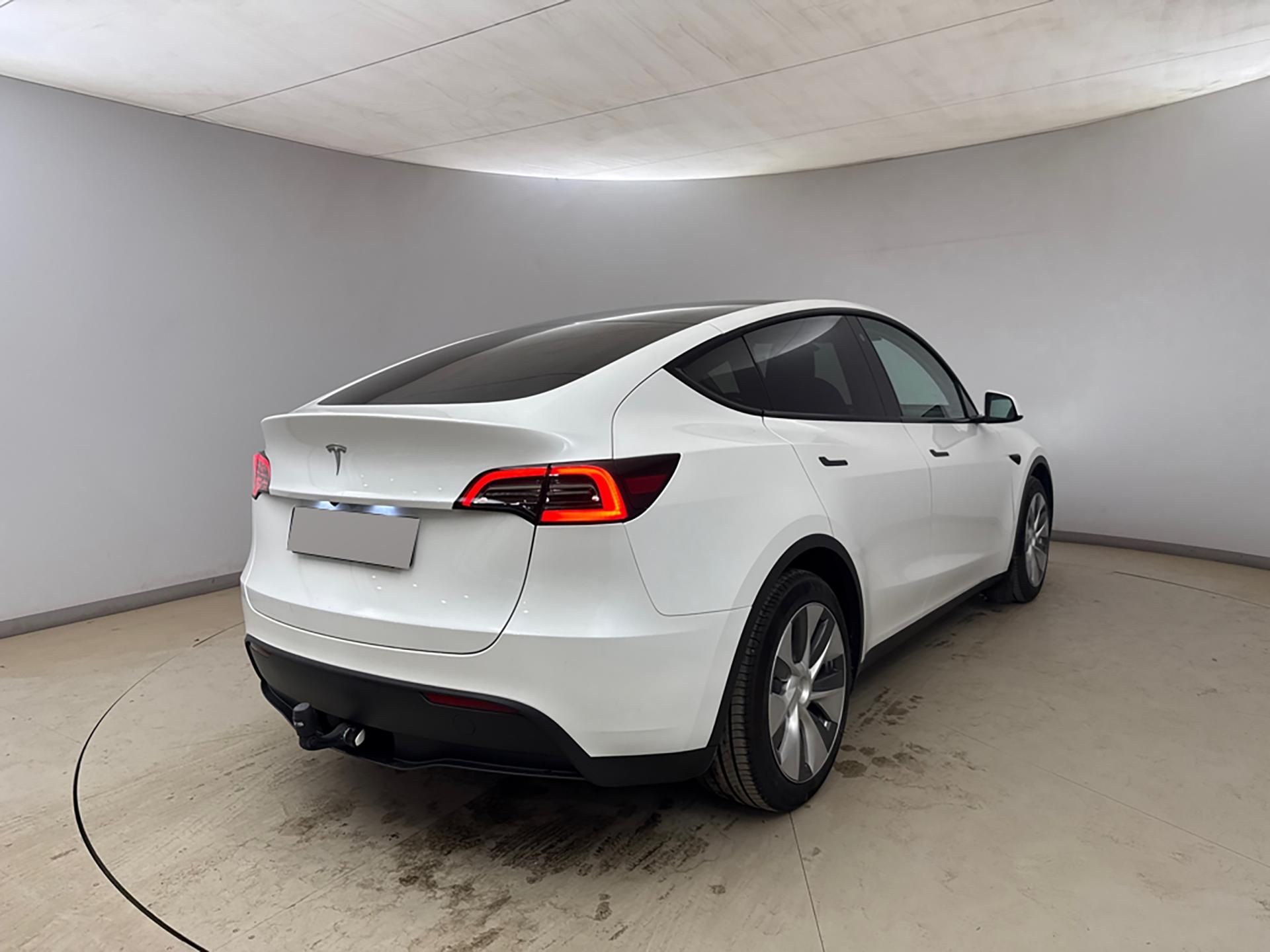 Tesla Model Y, RWD LFP | Tažné 1 600 kg - fotka 5