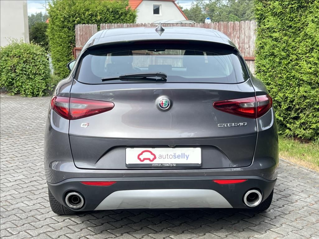 Alfa Romeo Stelvio, 2,2 JtDm Q4 EXECUTIVE 210CV - fotka 5