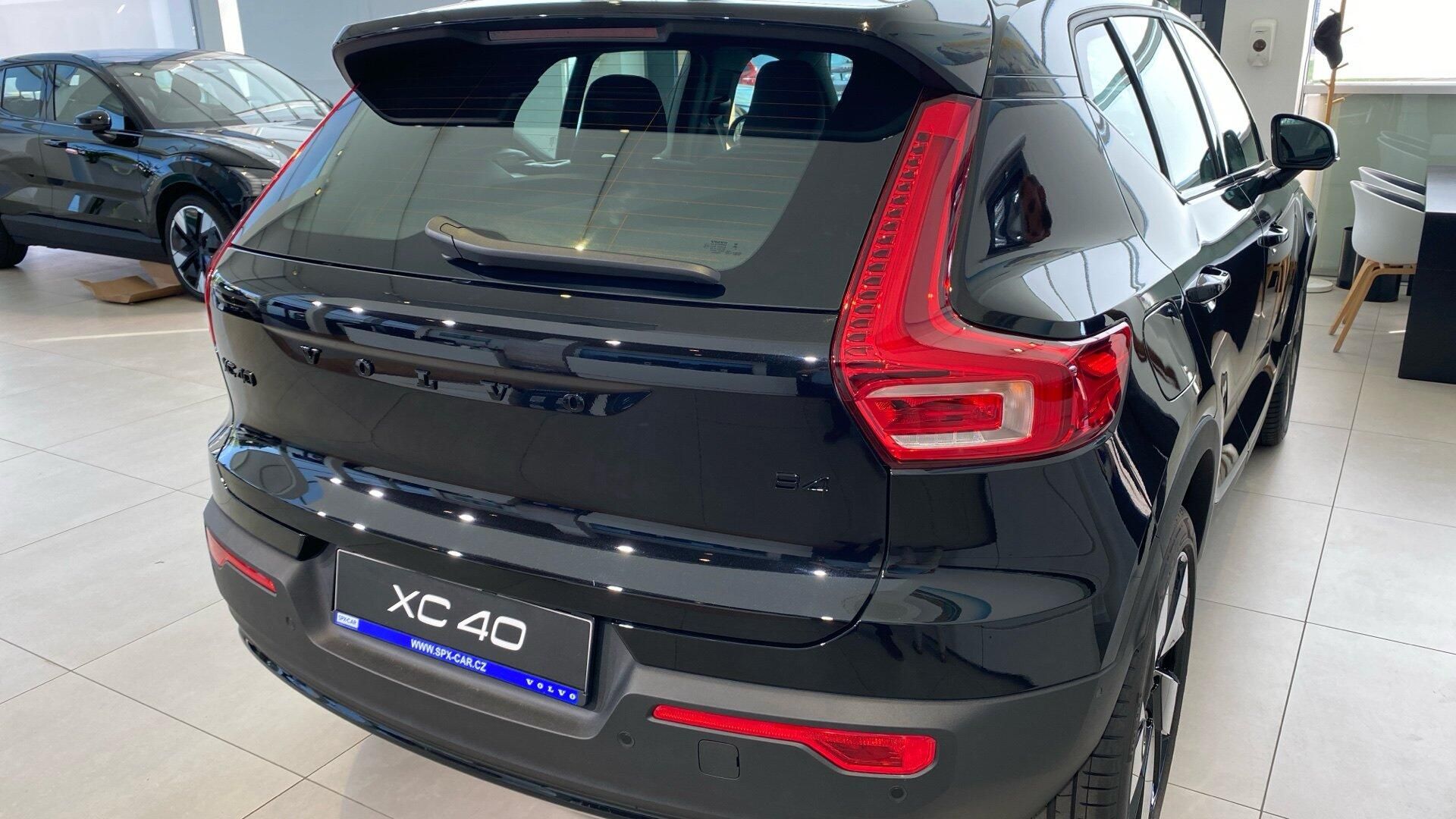 Volvo XC40, PLUS BLACK EDITION, B4 FWD, 14 - fotka 5