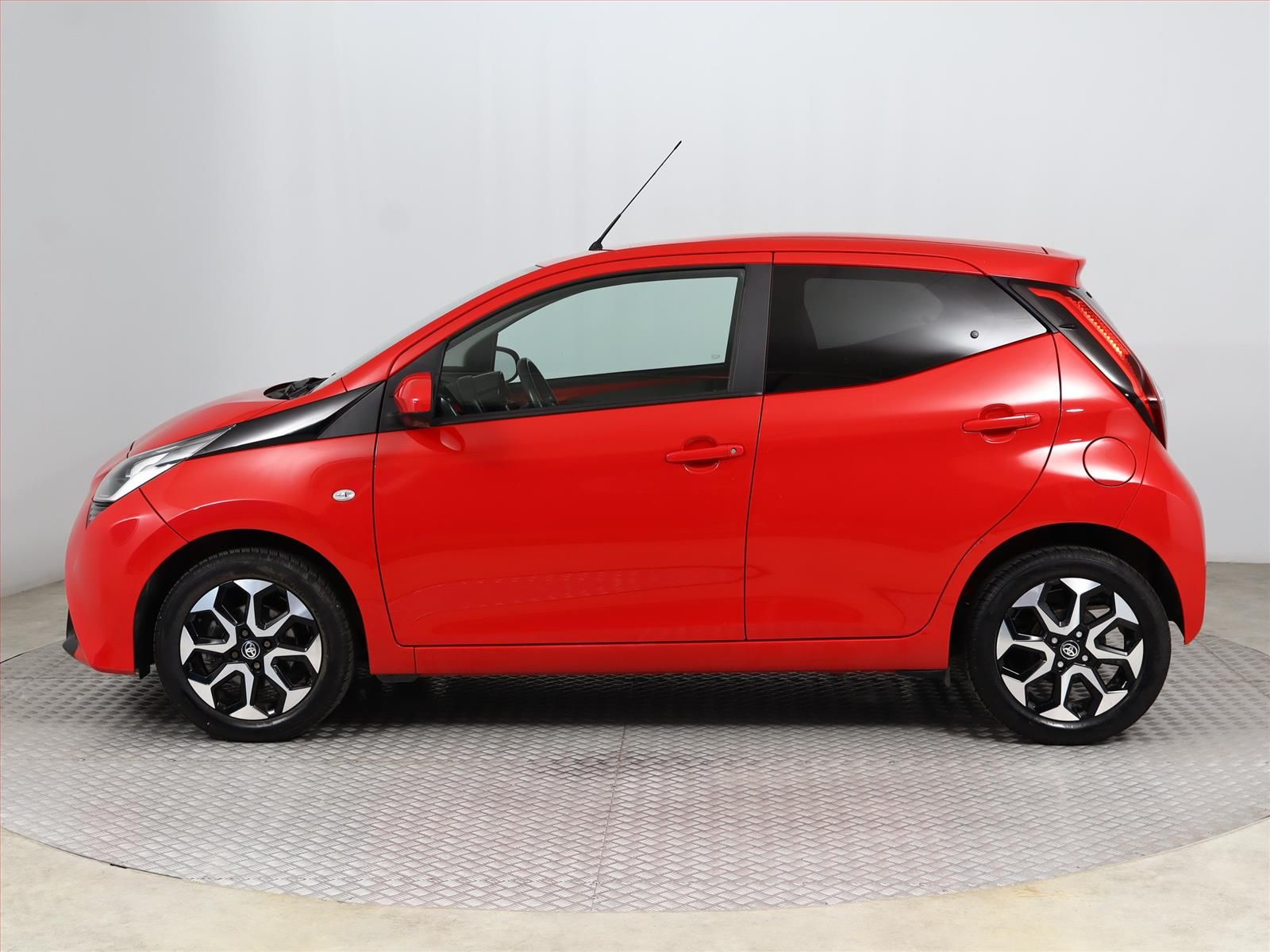 Toyota Aygo, 1.0 VVT-i, ČR,1.maj - fotka 3
