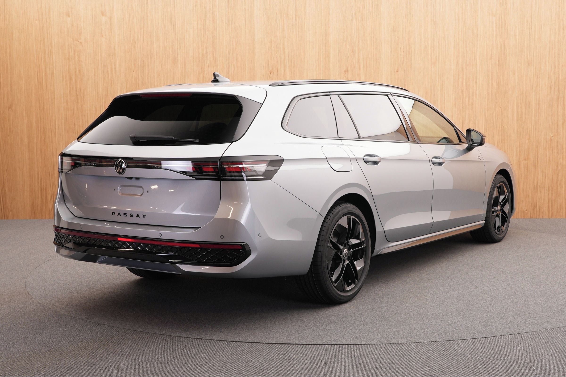 Volkswagen Passat, R-Line 2.0 TDI DSG - fotka 4
