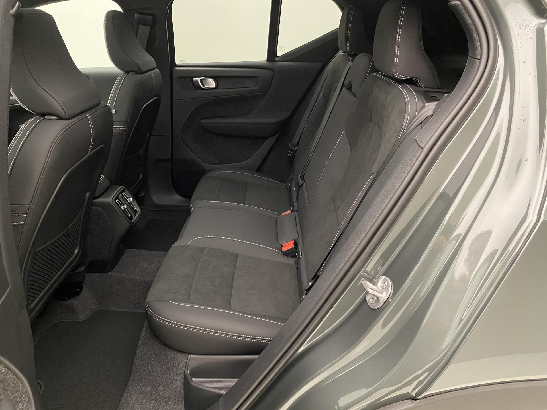 Volvo XC40, B3 AUT DARK ULTRA - fotka 6