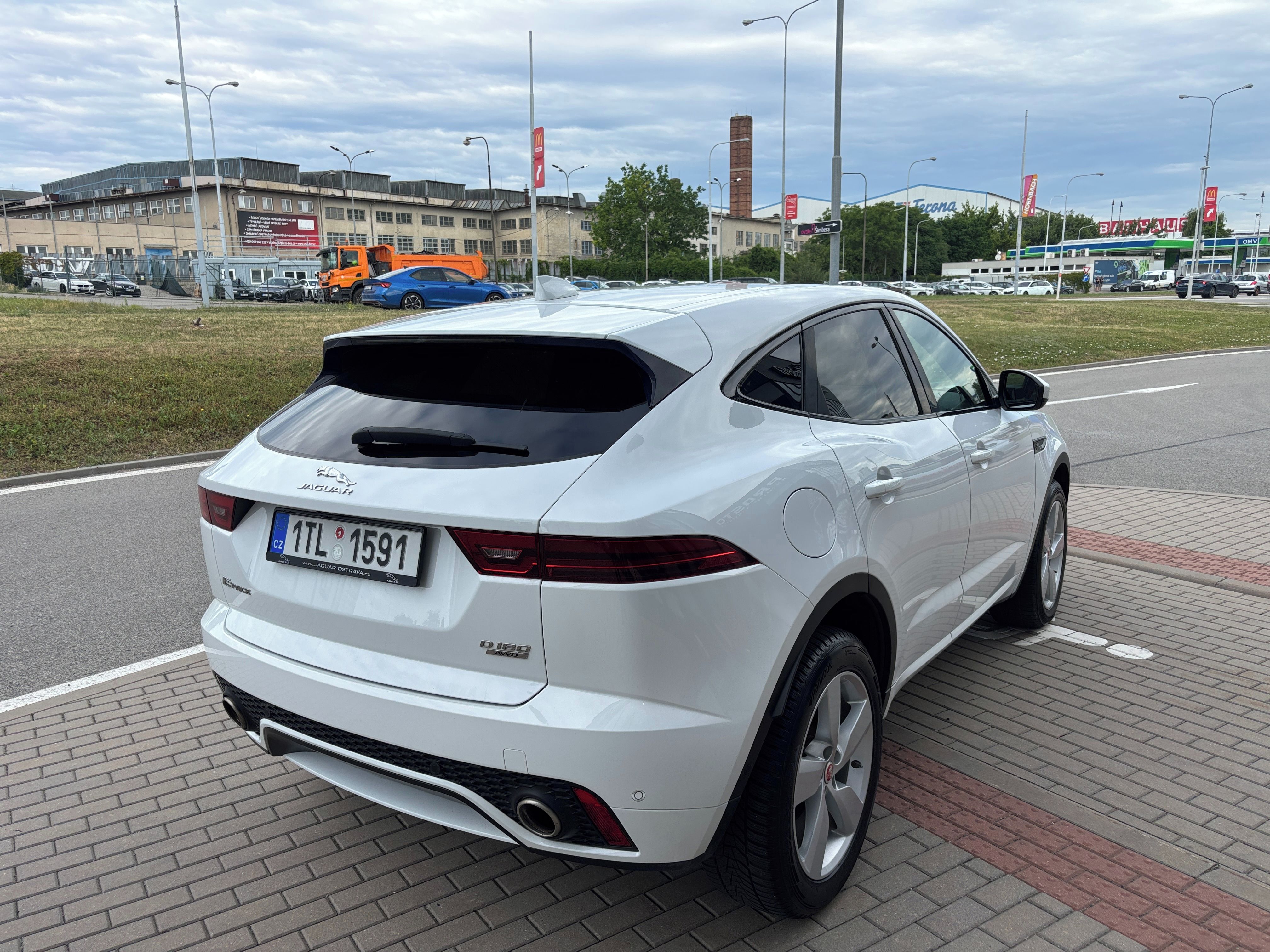 Jaguar E-Pace, 2.0D180 R-Dynamic S 4WD AT ČR - fotka 6