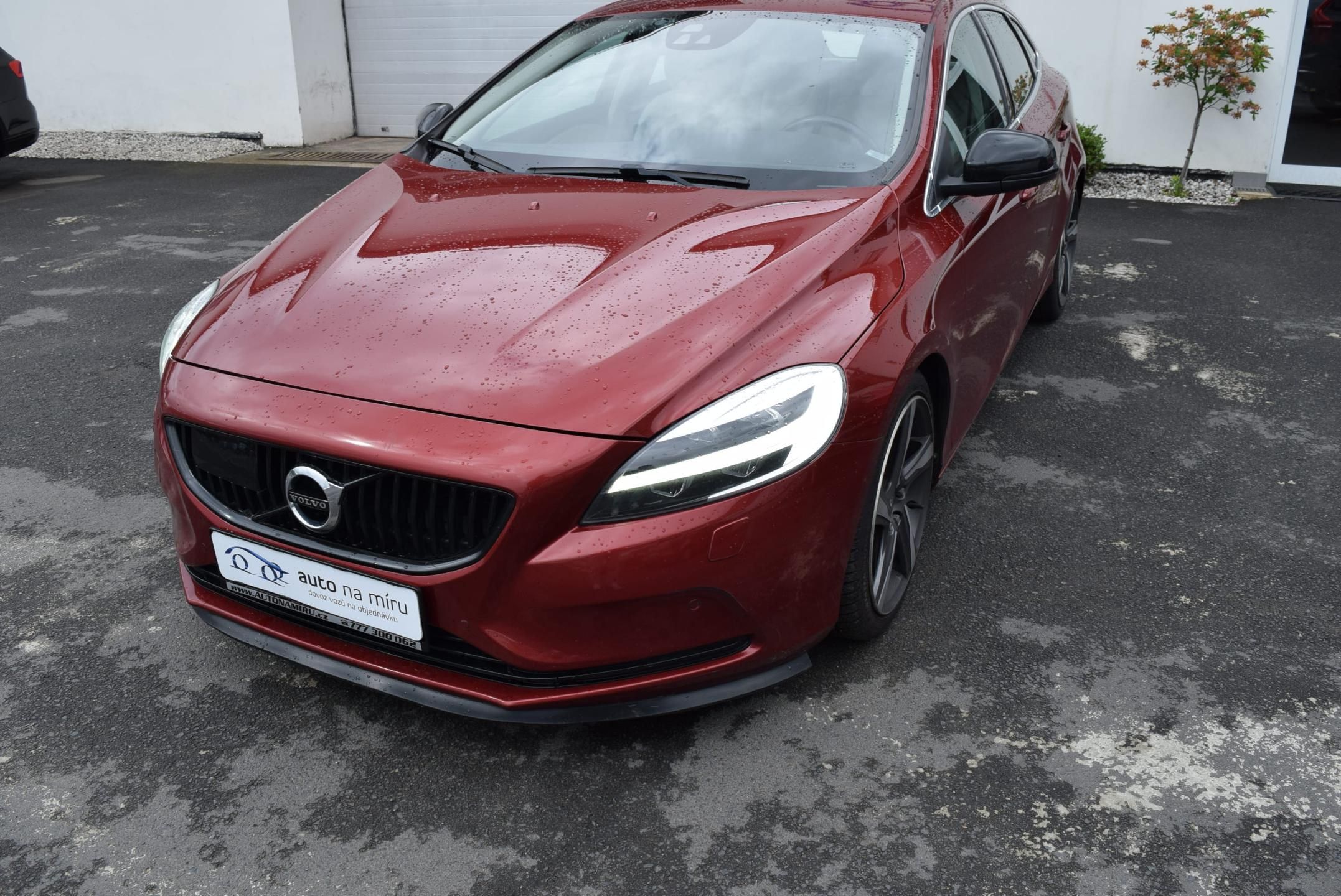 Volvo V40, 2.0i T2 90kw INSCRIPTION MANUÁ - fotka 2