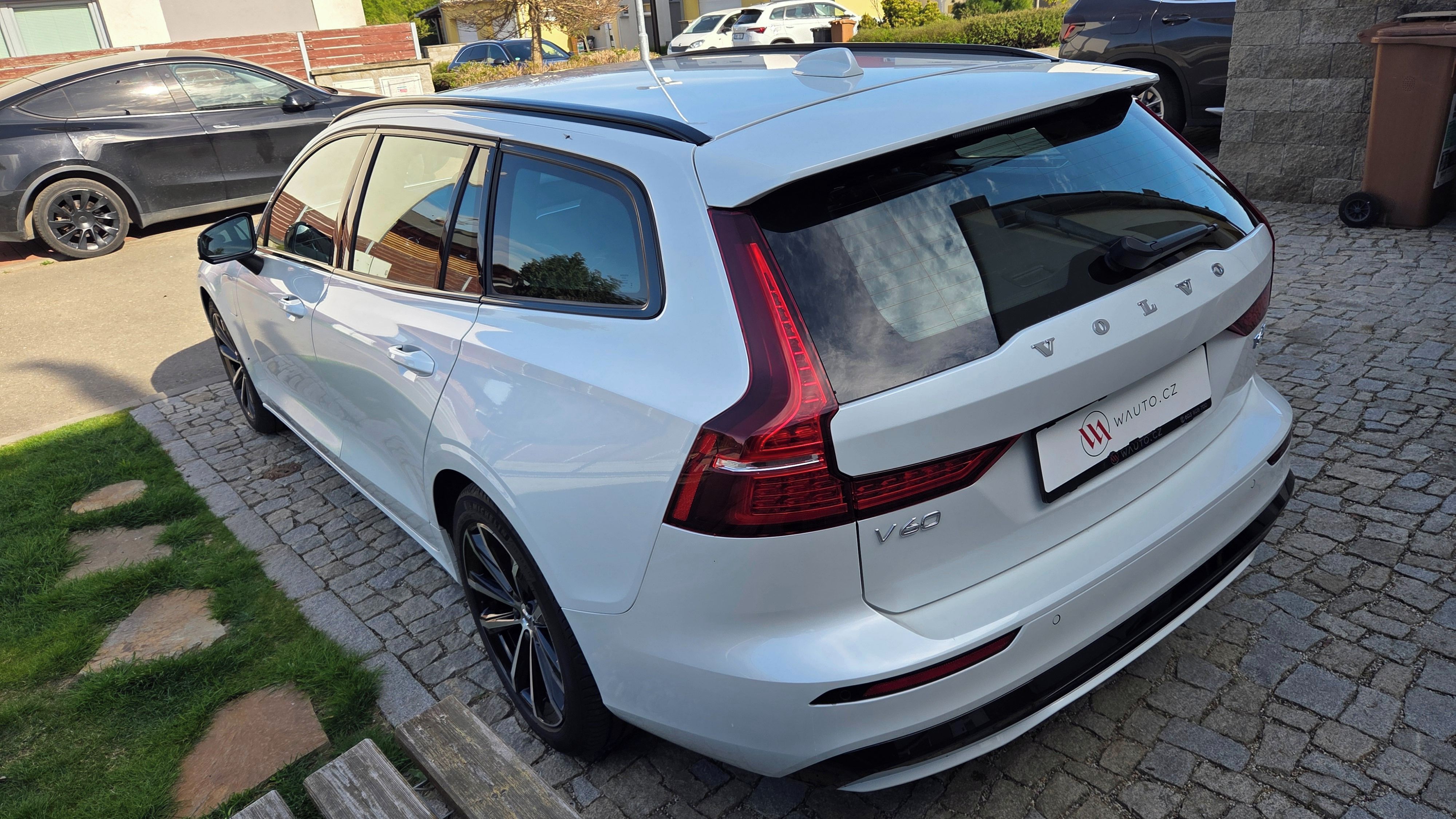 Volvo V60, T6 eAWD PLUS DARK RECHARGE - fotka 6