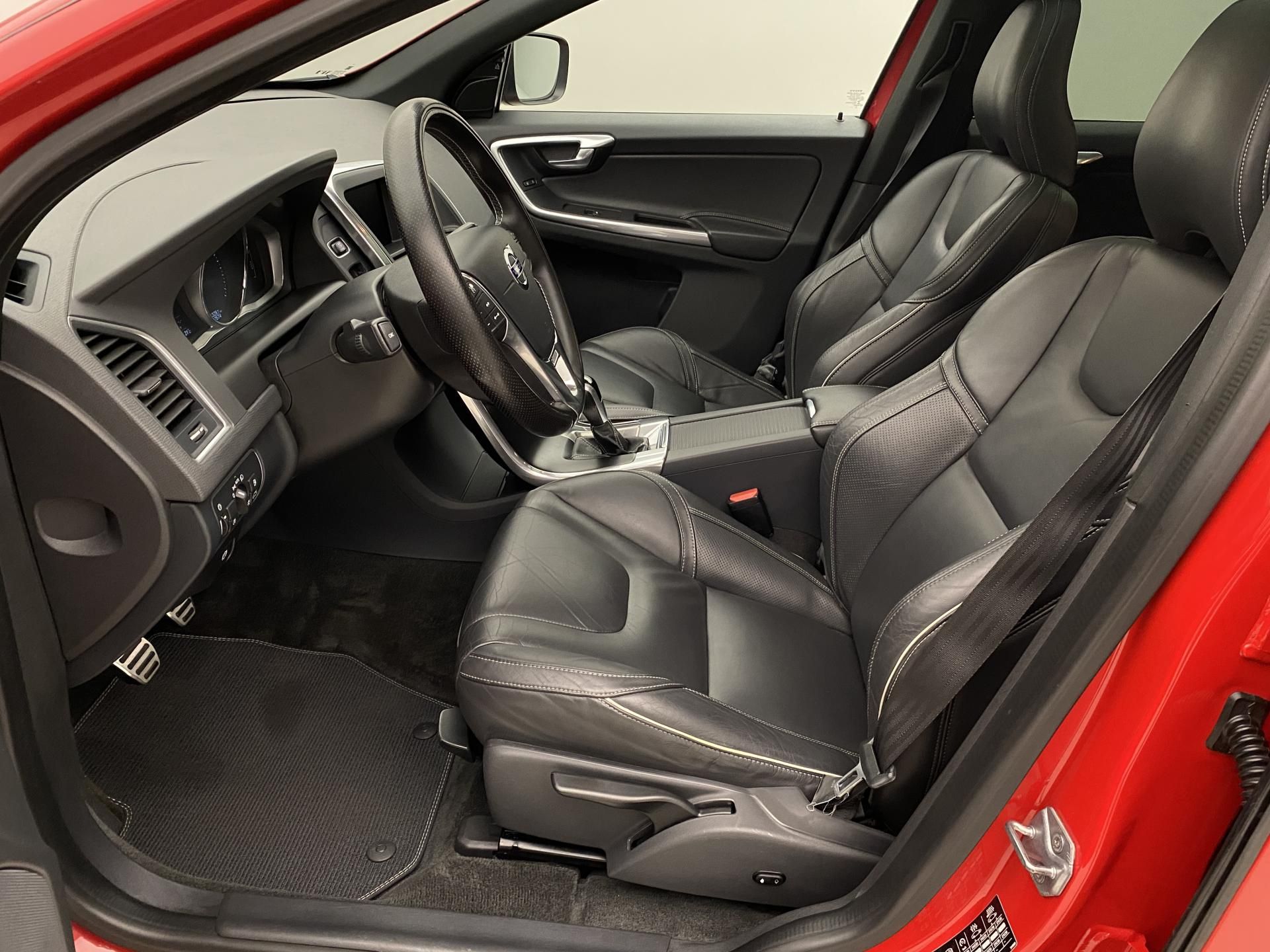 Volvo XC60, D3 MOMENTUM - fotka 3