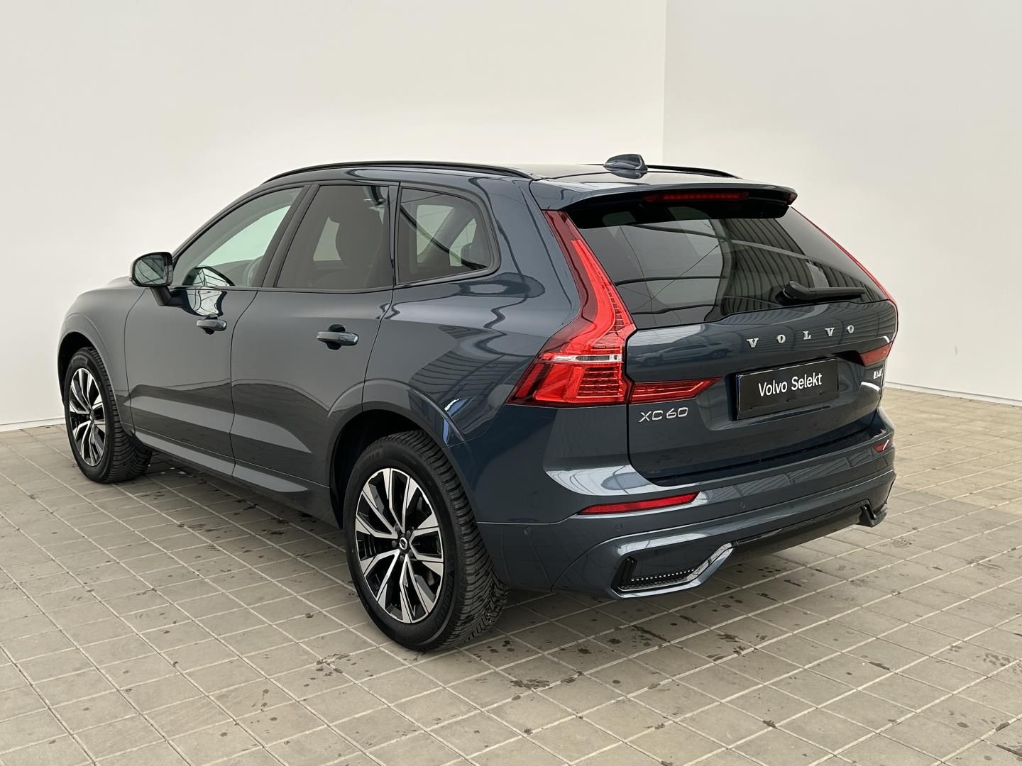Volvo XC60, 2.0B4 145kW 4x4  PLUS  Black - fotka 4