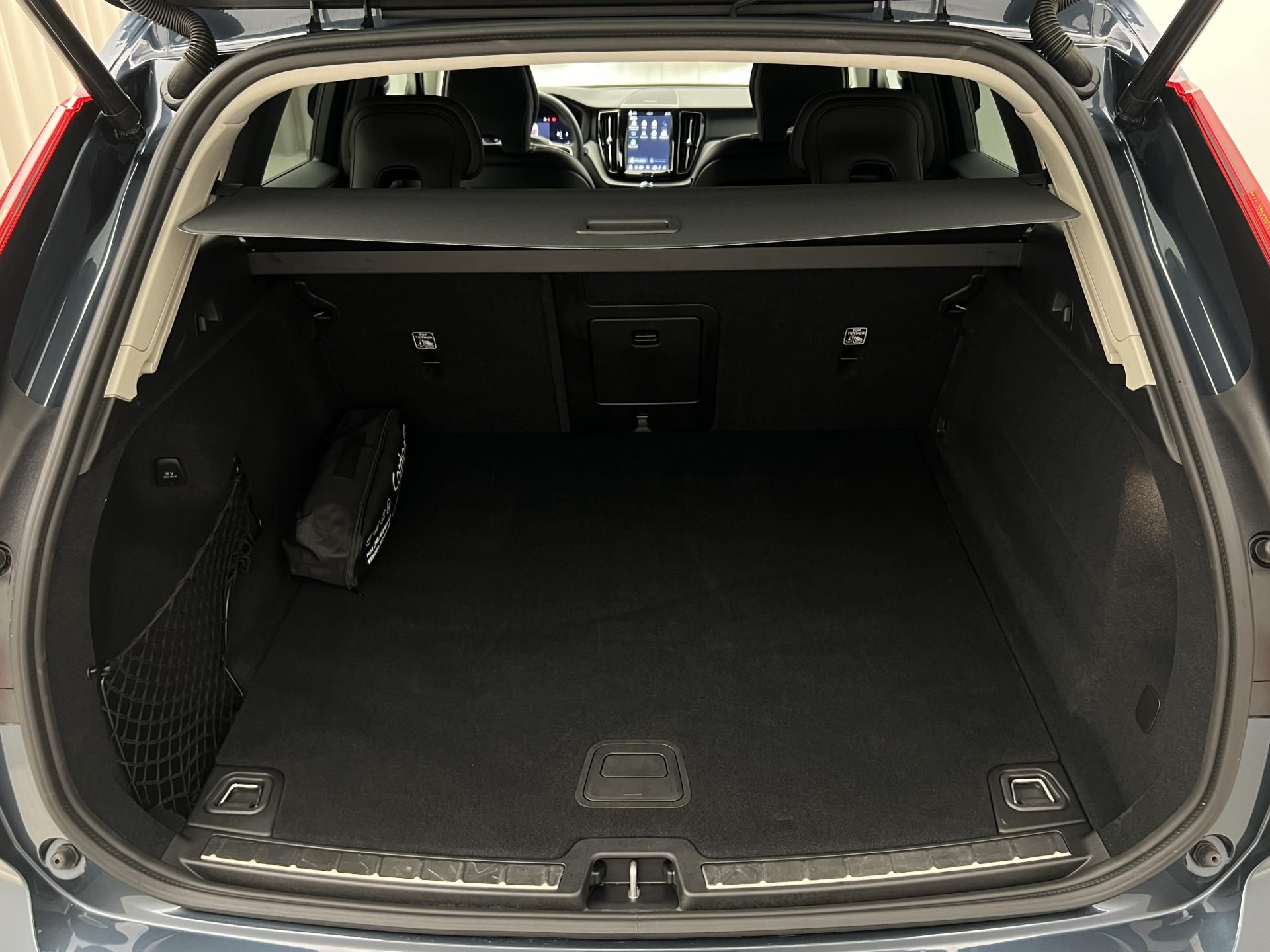 Volvo XC60, B5 AWD PLUS DARK AUT 1.maj. - fotka 5