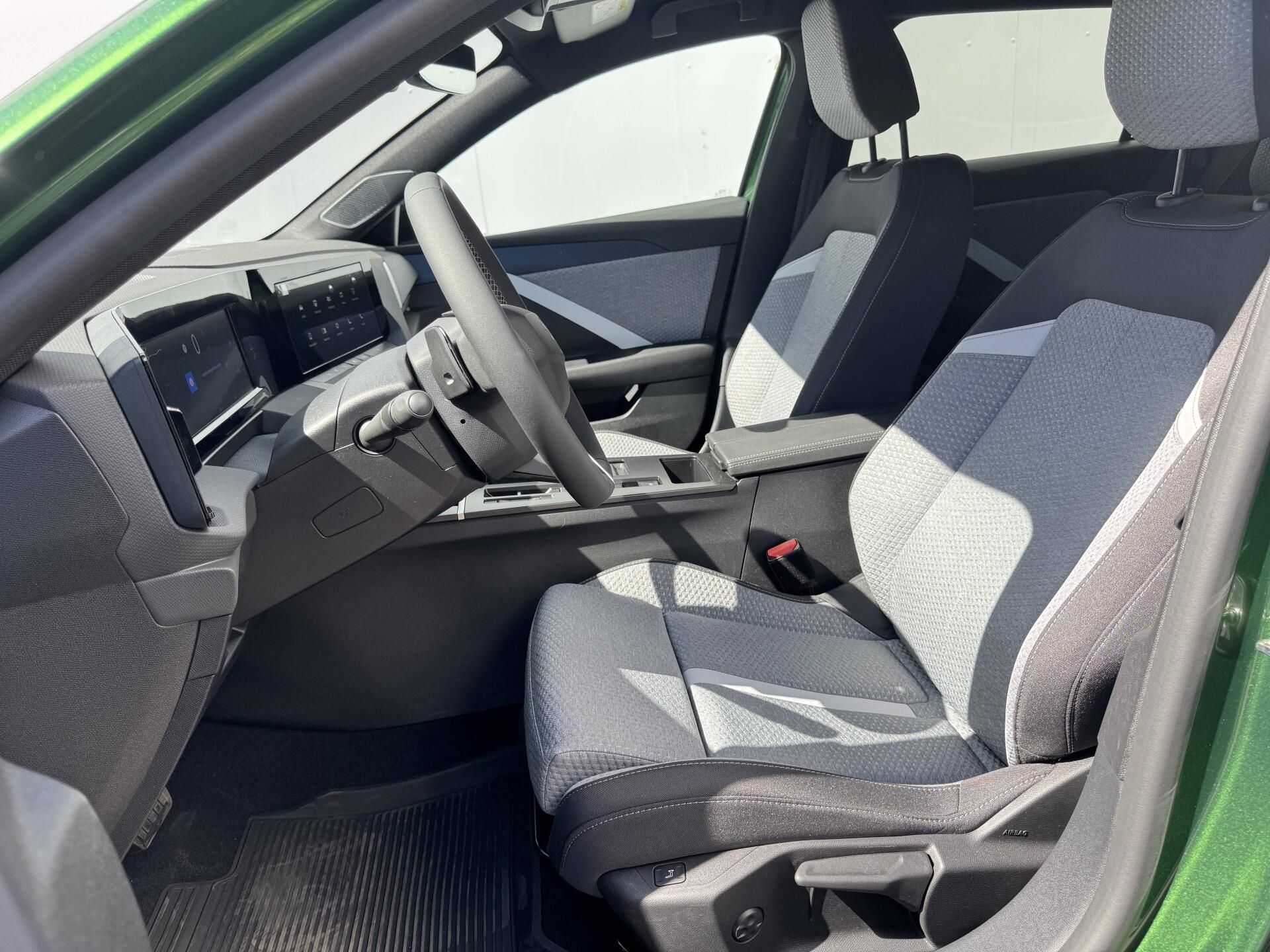 Opel Astra, Edition eDCT6 1,2 TURBO - fotka 4