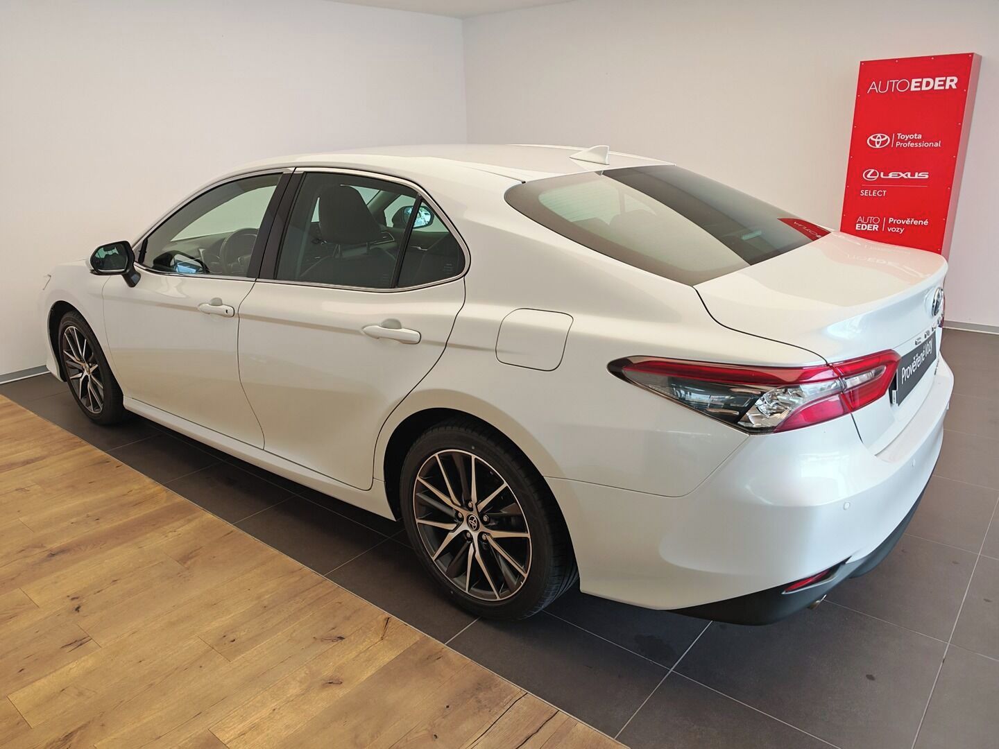 Toyota Camry, 2.5 Hybrid Executive - fotka 6