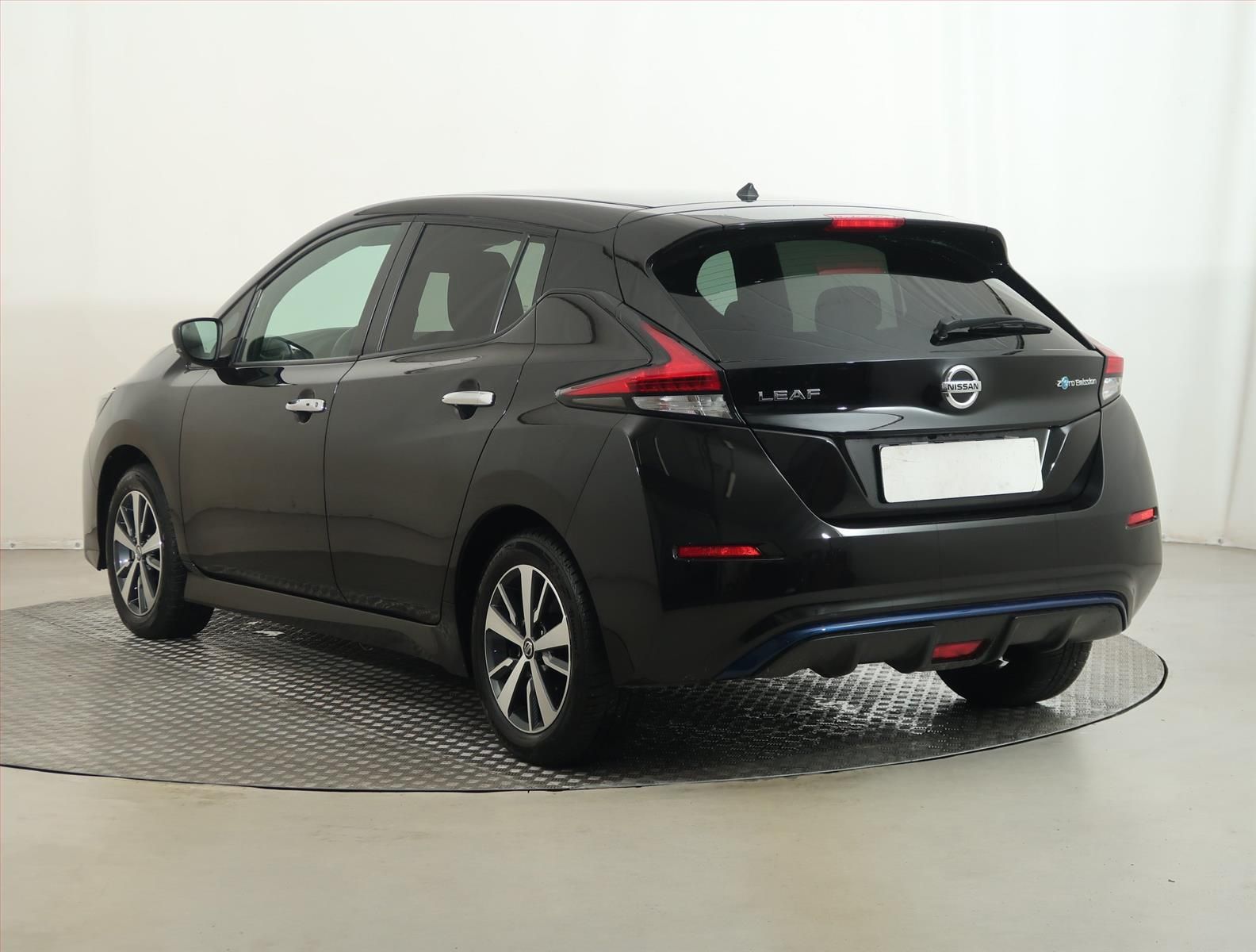 Nissan LEAF, 40 kWh, SoH 94%, Automat - fotka 4