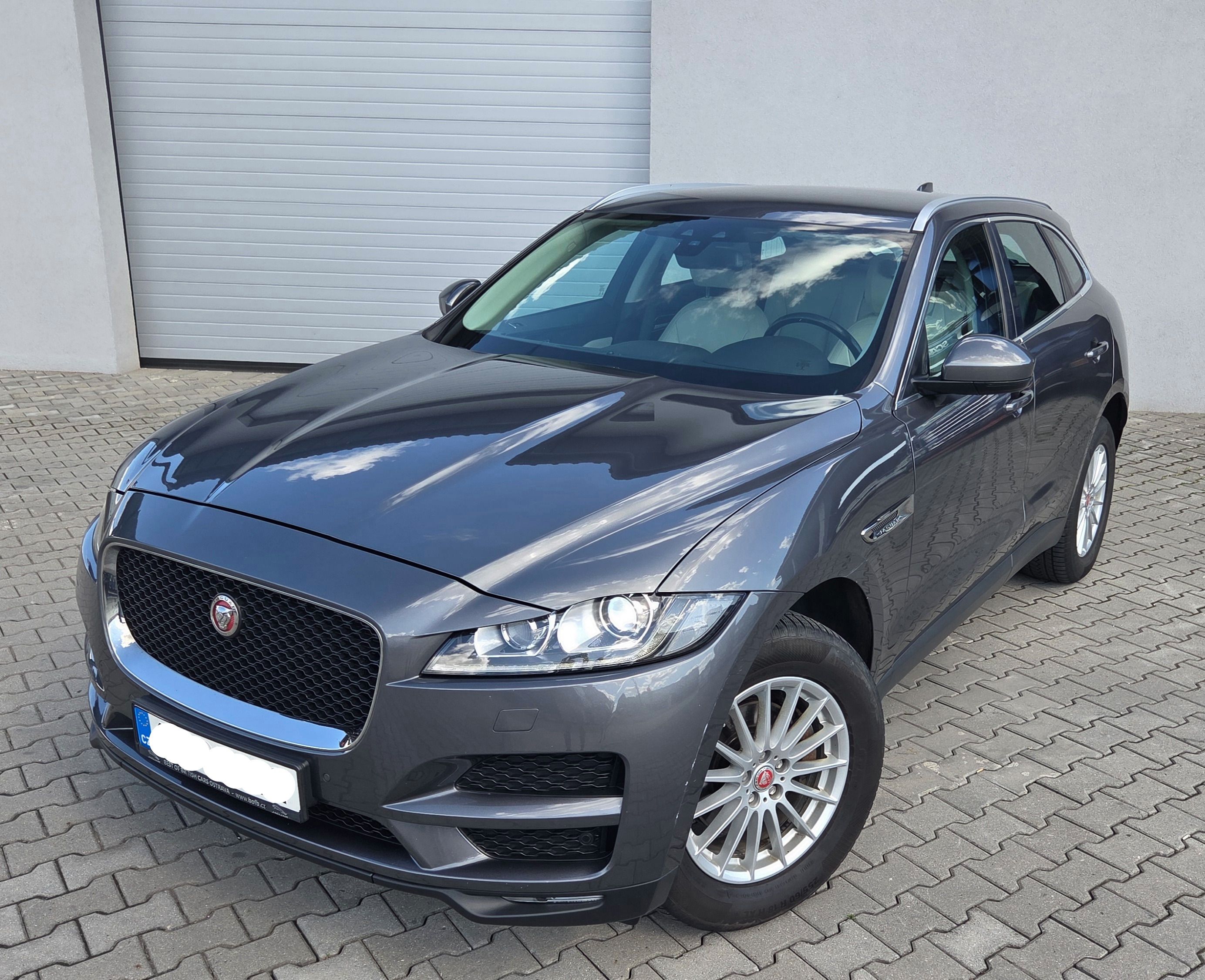 Jaguar F-Pace, Jaguar F-Pace 2.0D AWD 132kW - fotka 4