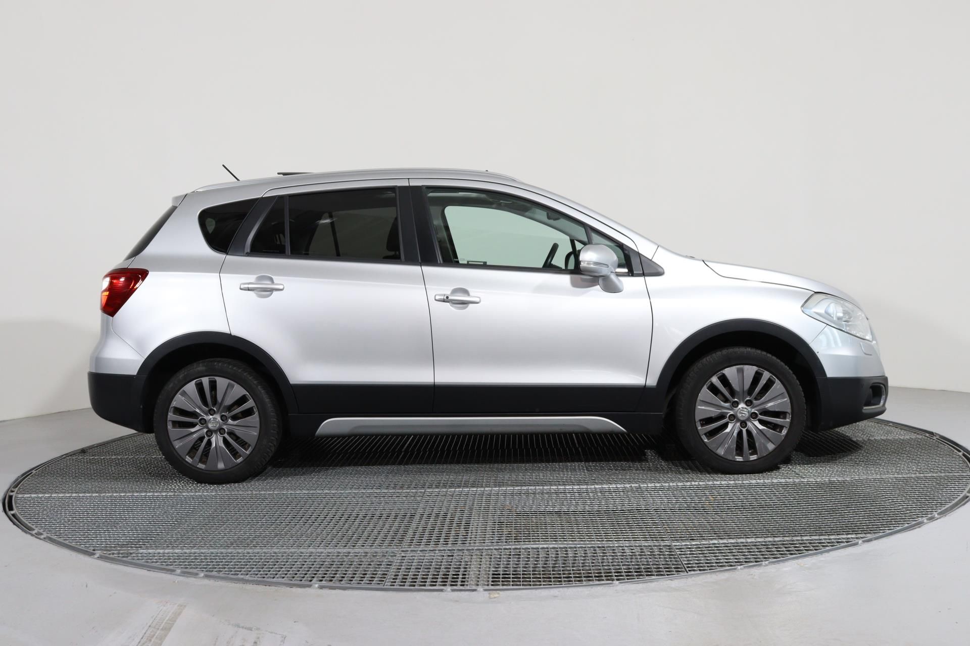 Suzuki SX4 S-Cross, 1,6i 88 kW 4x4/ STŘEŠNÍ OKNO, - fotka 3