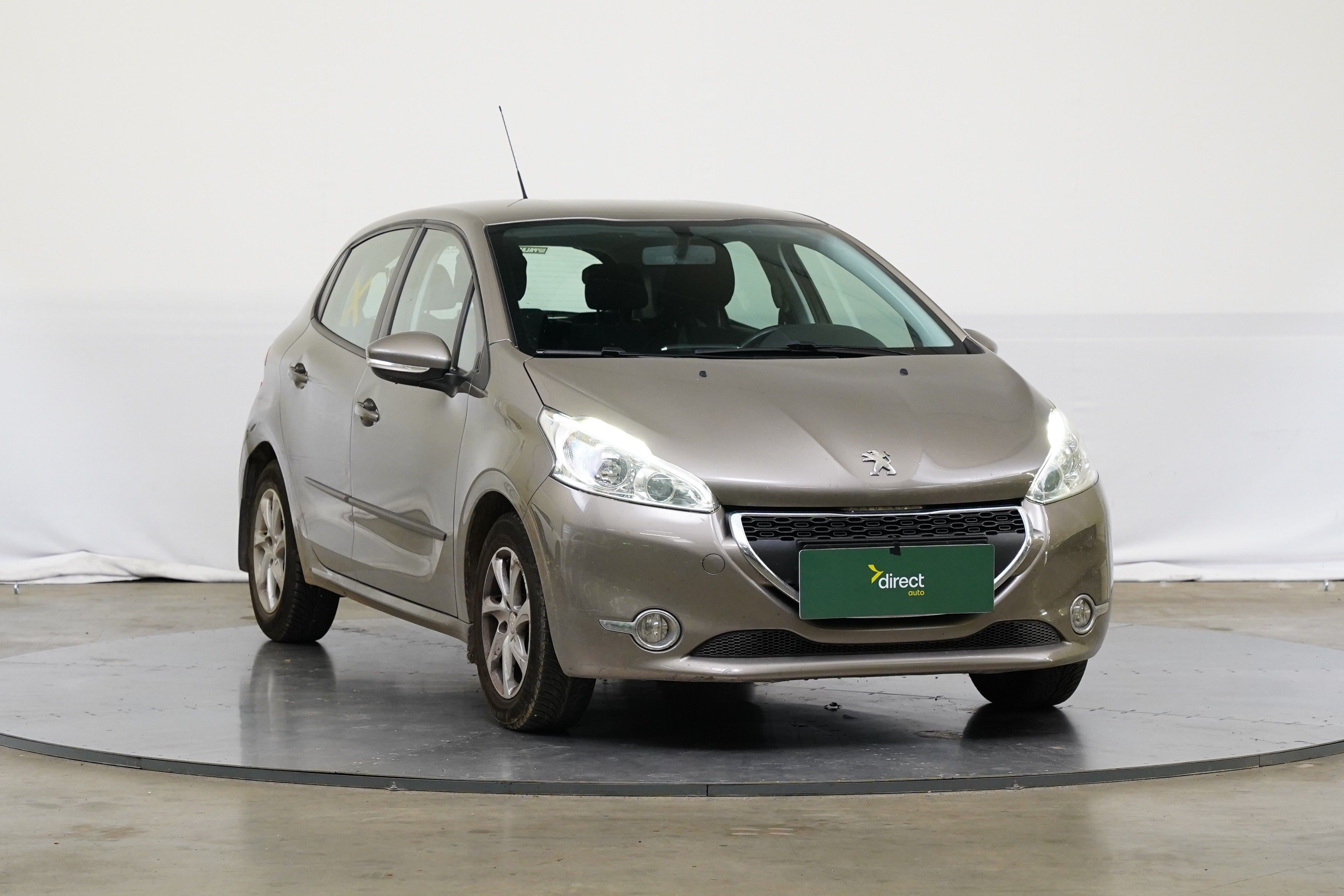 Peugeot 208, 1.2i 60 kW - fotka 3