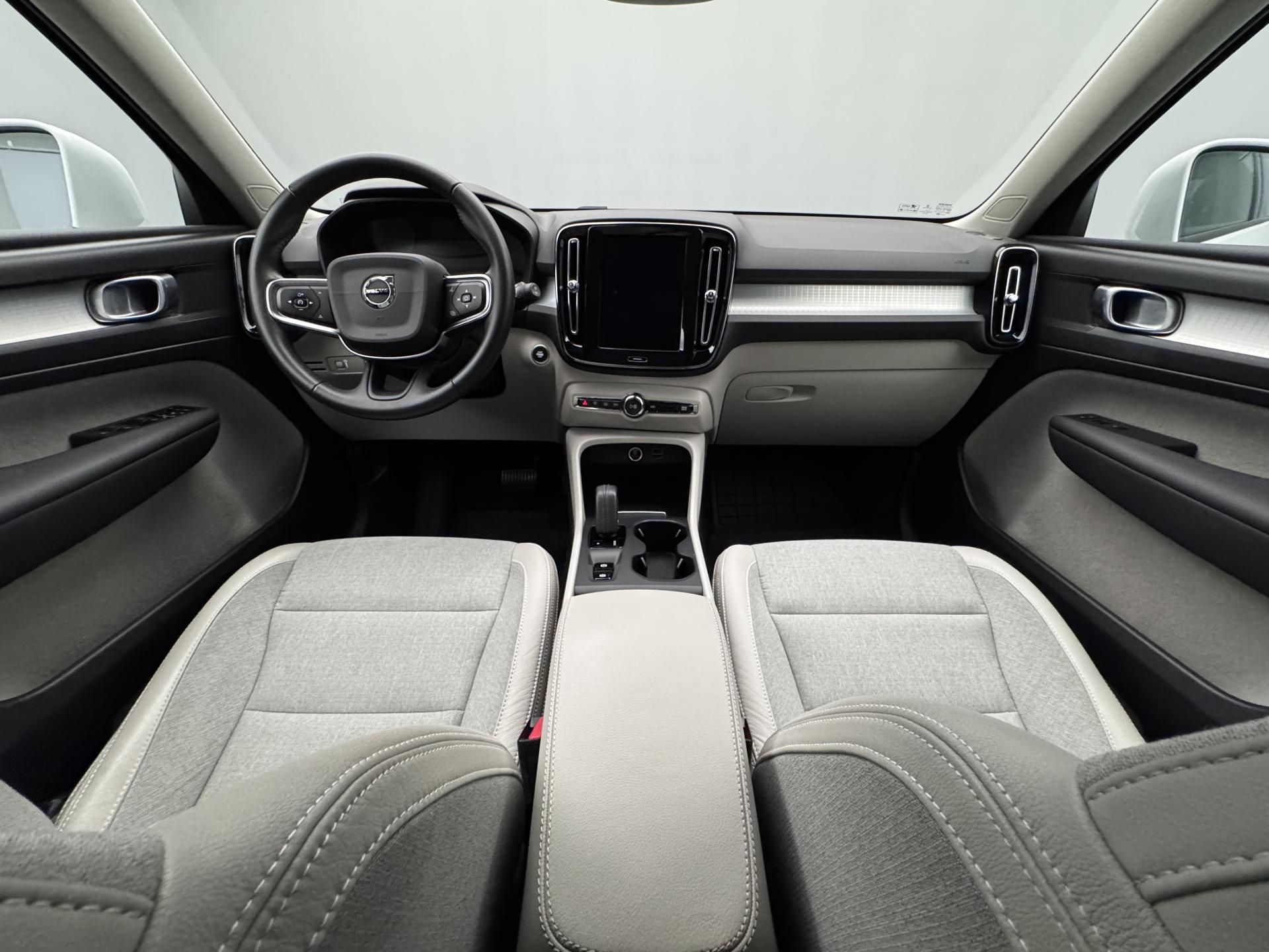 Volvo XC40, T3 MOMENTUM AUT - fotka 2