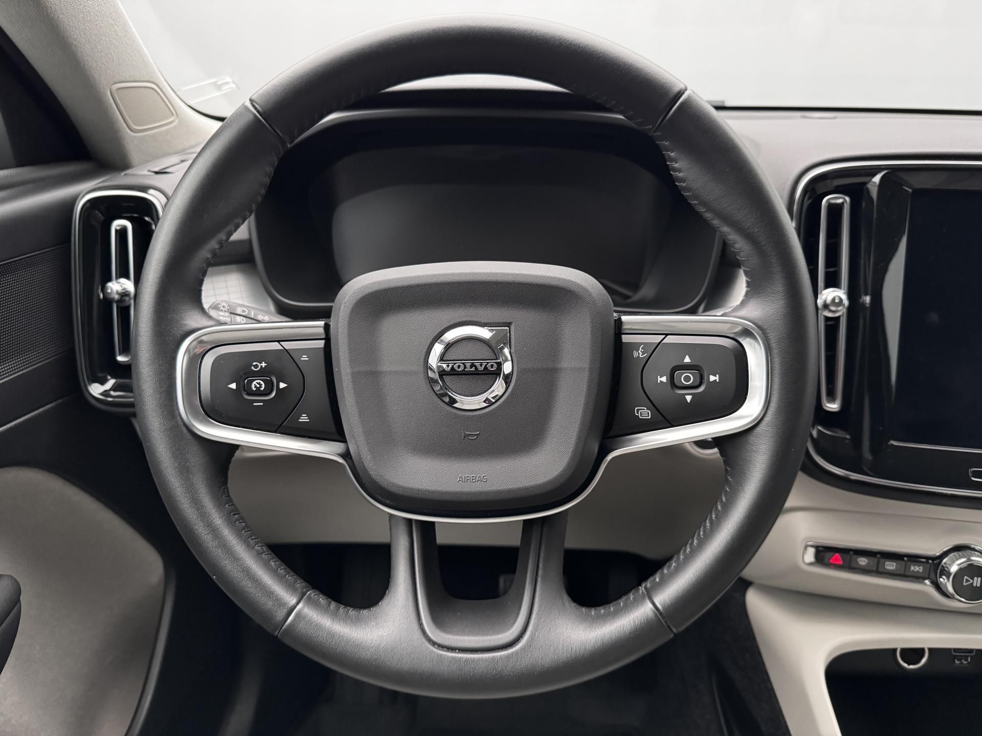 Volvo XC40, T3 MOMENTUM AUT - fotka 3