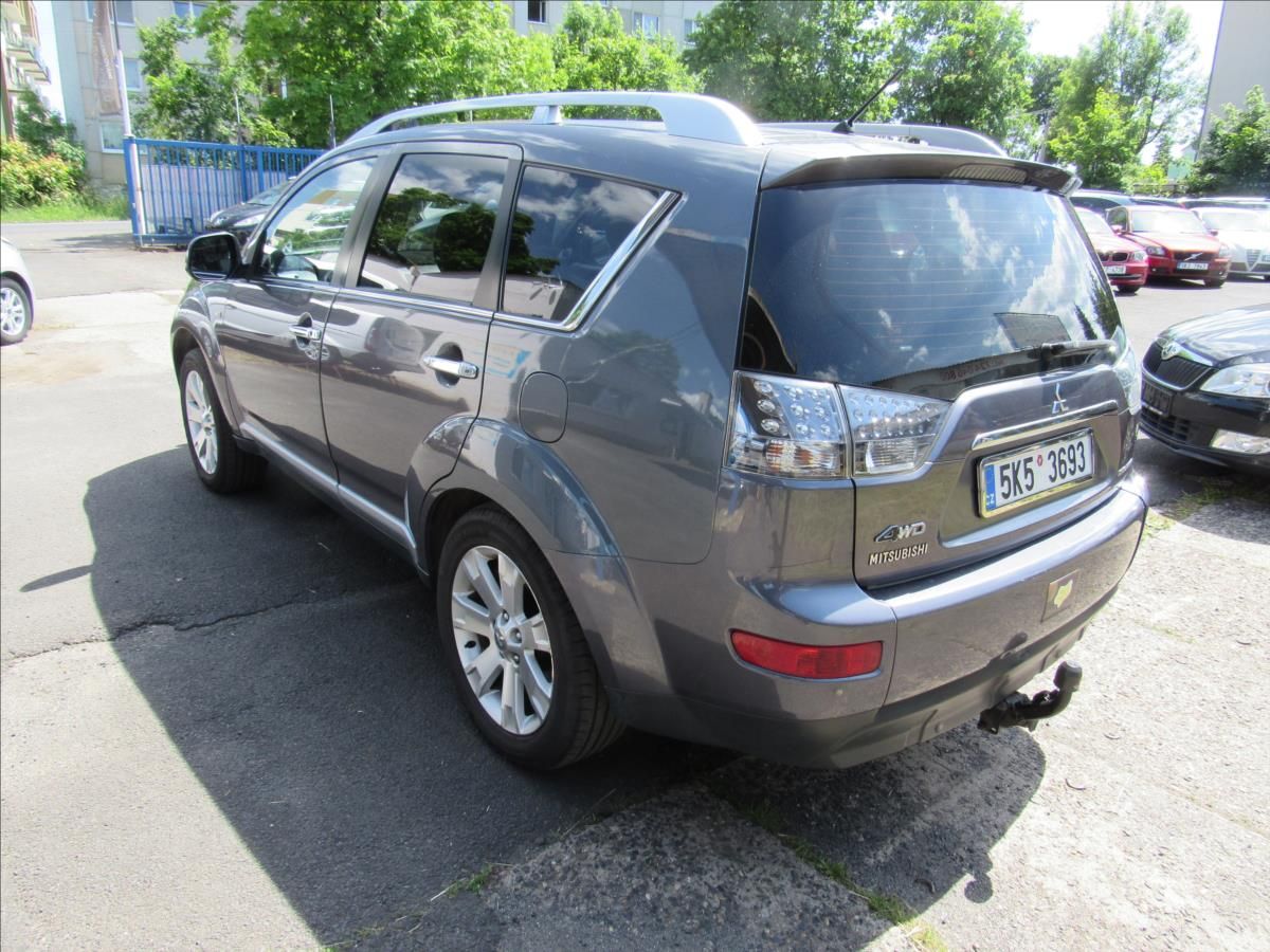 Mitsubishi Outlander, 2,4 MIVEC 125kW 4x4 Automat - fotka 4