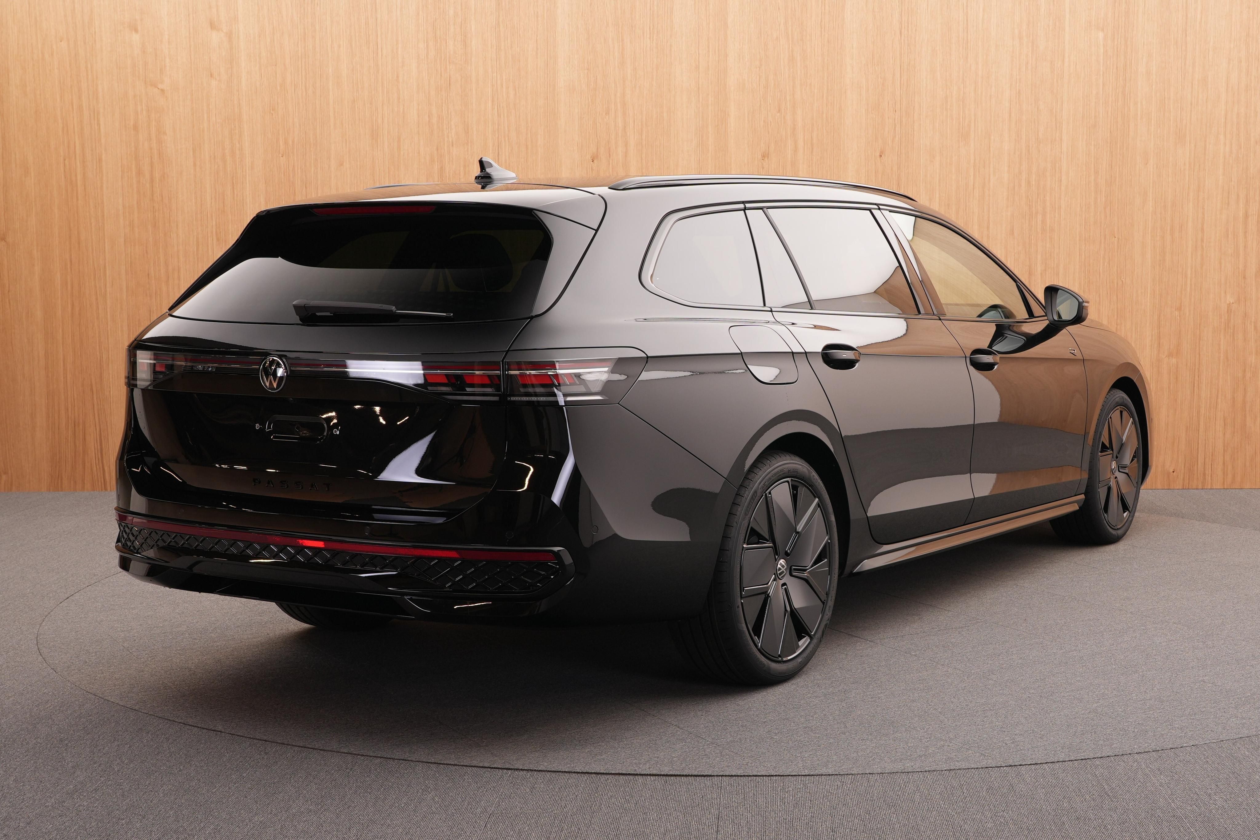 Volkswagen Passat, R-Line People 2.0 TSI DSG - fotka 4