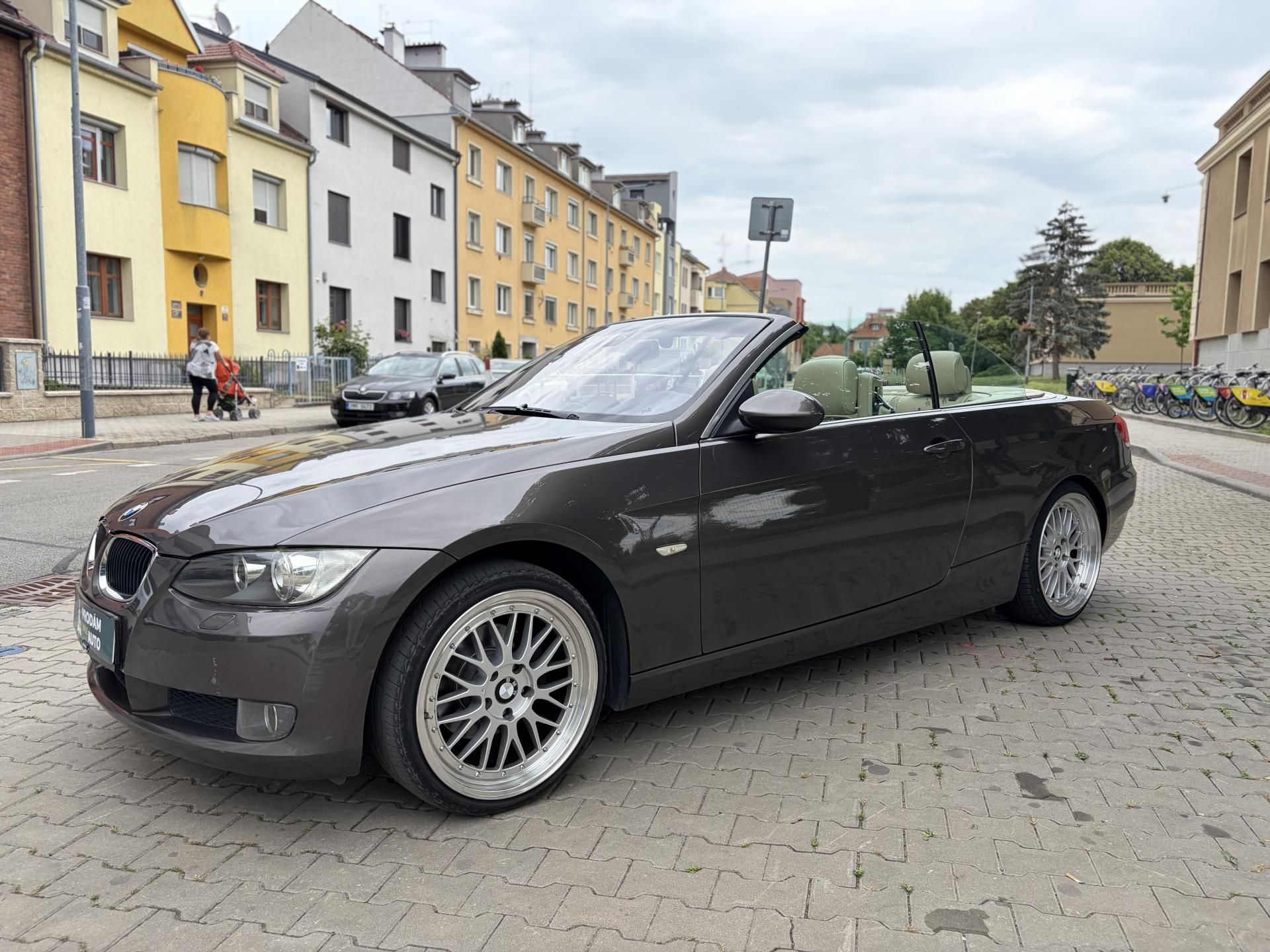 BMW Řada 3, 320i Kabriolet - fotka 2