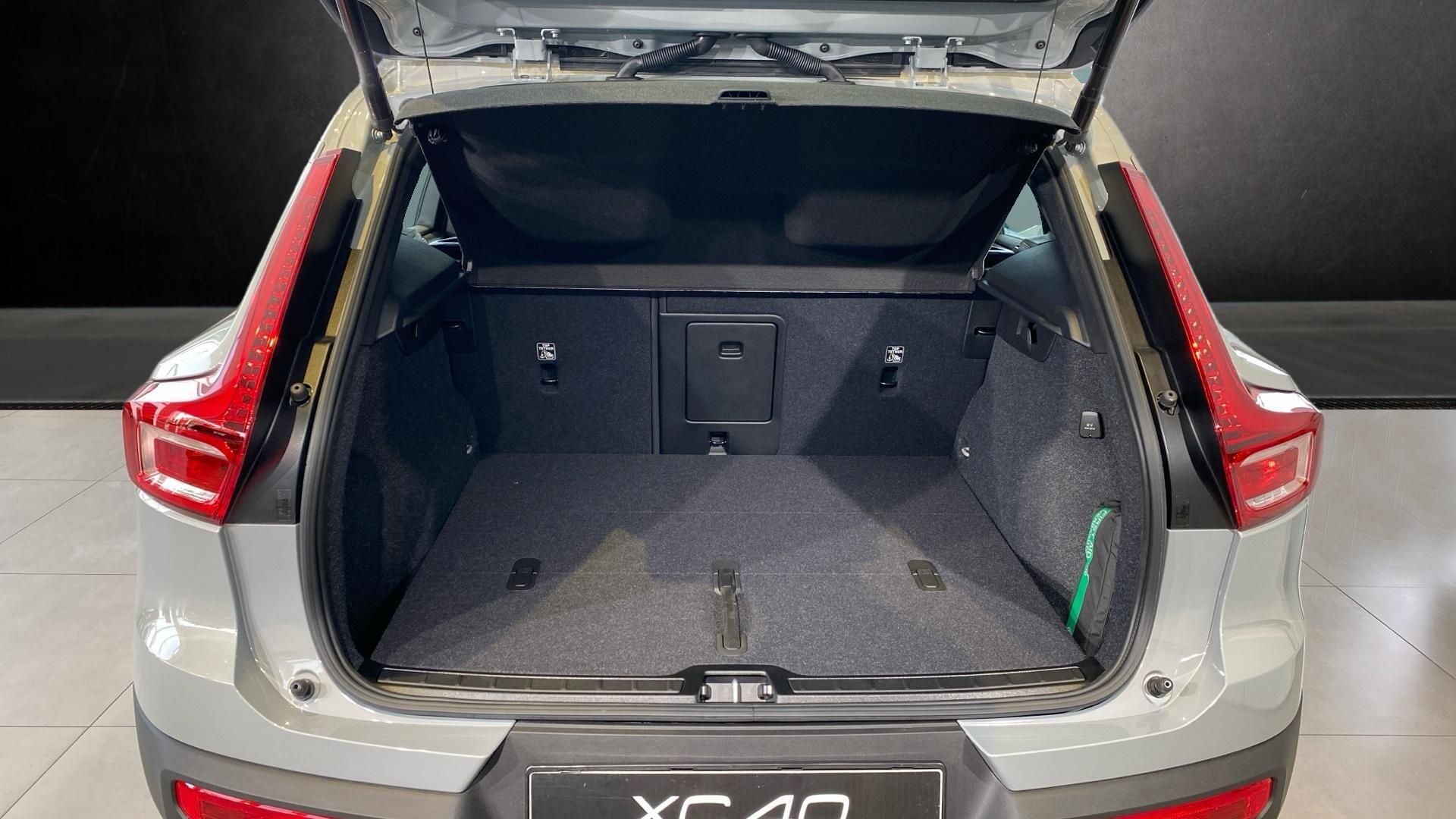 Volvo XC40, PLUS BLACK EDITION, B4 FWD, 14 - fotka 6