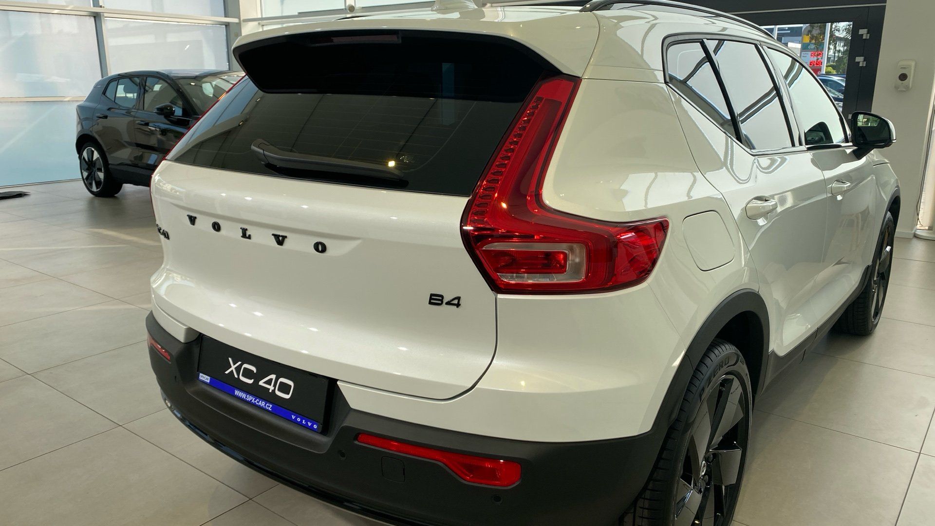 Volvo XC40, PLUS BLACK EDITION, B4 FWD, 14 - fotka 4