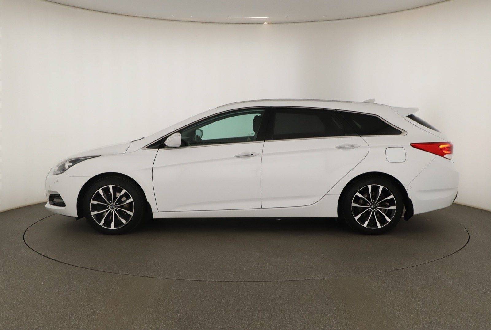 Hyundai i40, 1.7 CRDi, ČR,1.maj, Serv.kniha - fotka 3