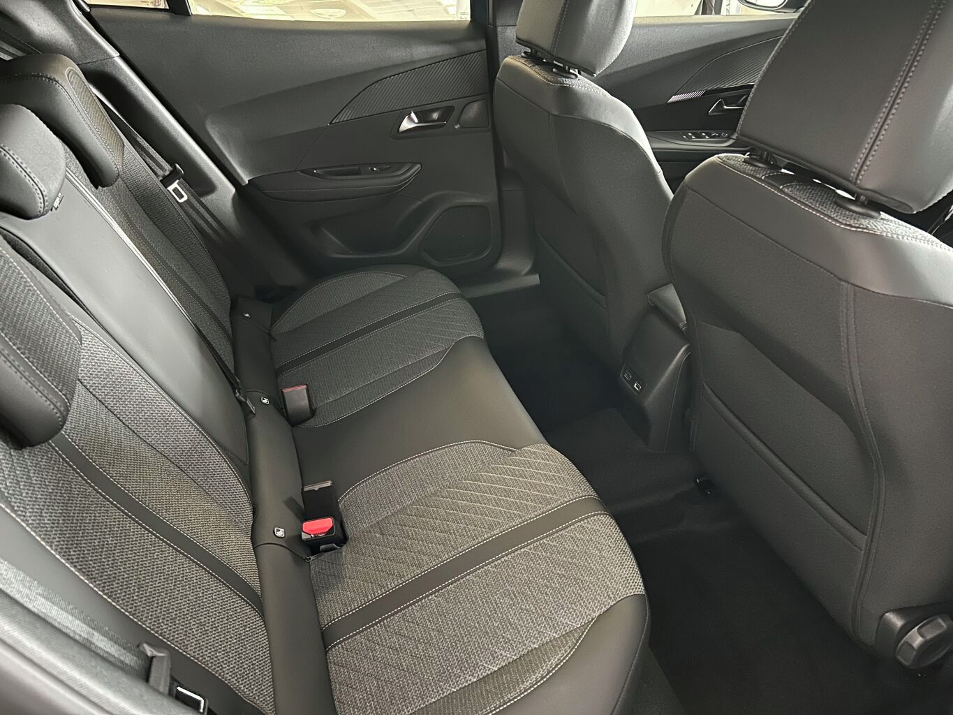 Peugeot 2008, ALLURE Hybrid 110 e-DCS6 - fotka 6
