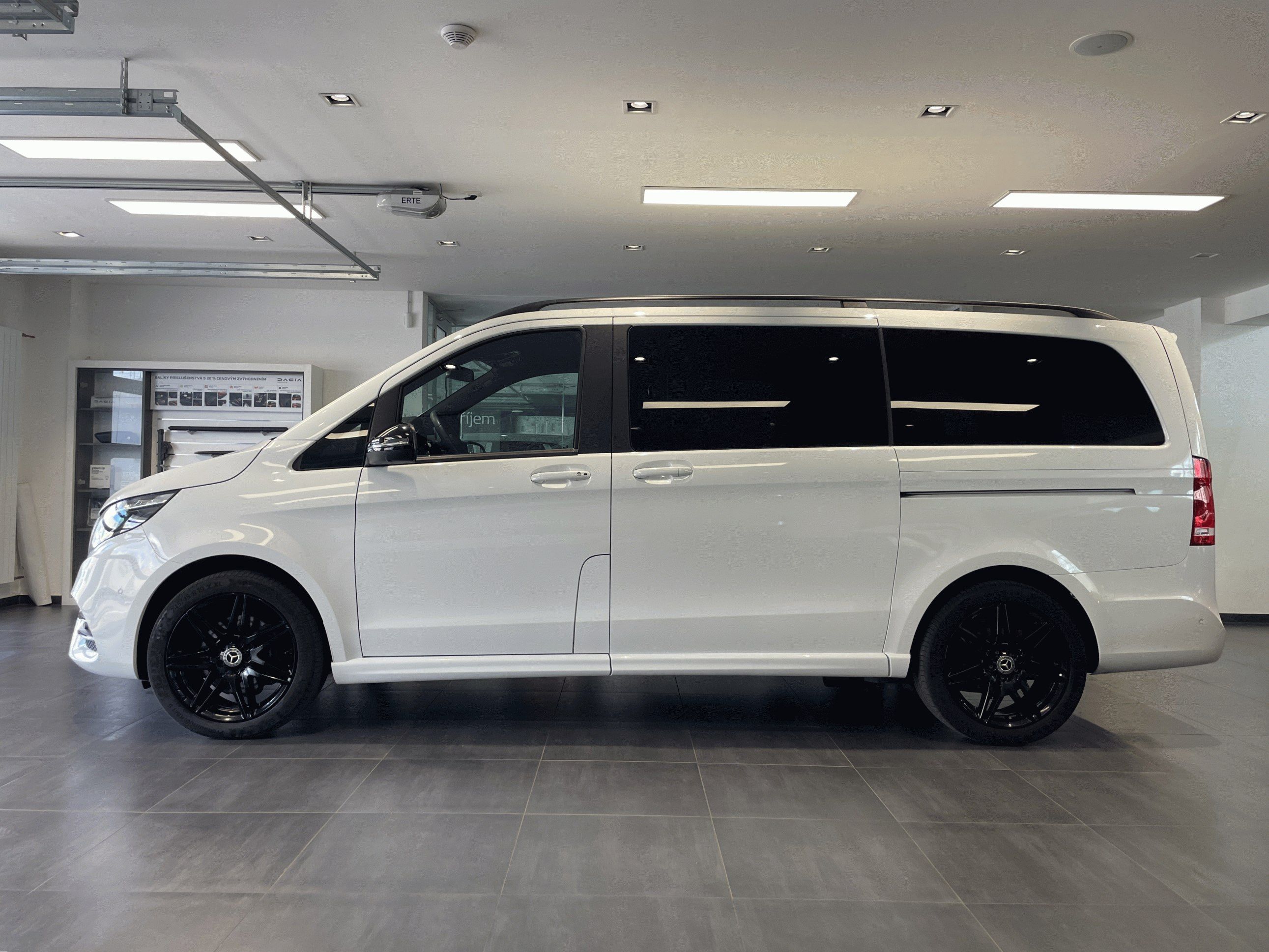 Mercedes-Benz Třídy V, 300D L Exclusive AMG 4Matic 7m - fotka 2