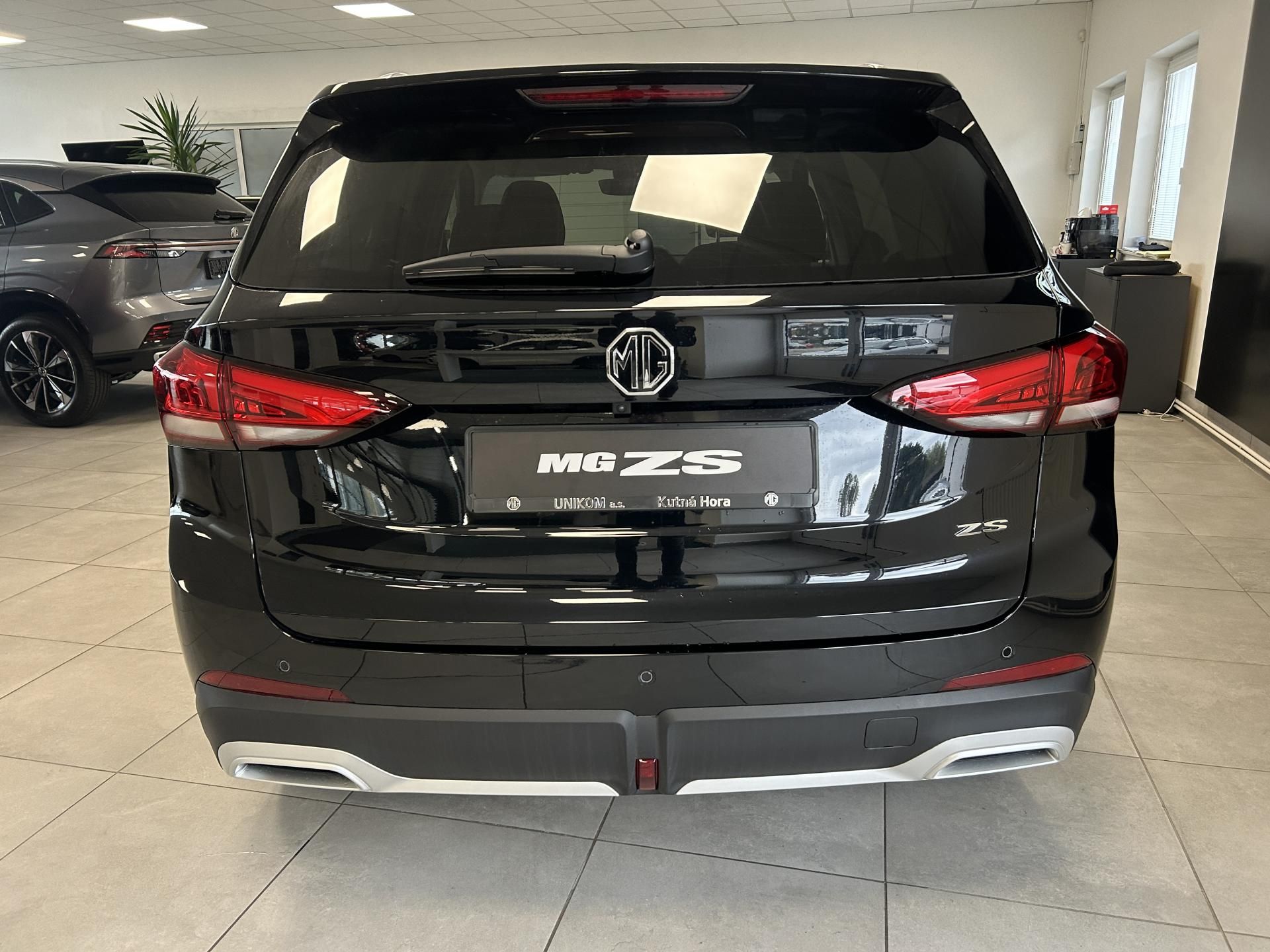 MG ZS, 1,5 HEV 145kW Emotion - fotka 4