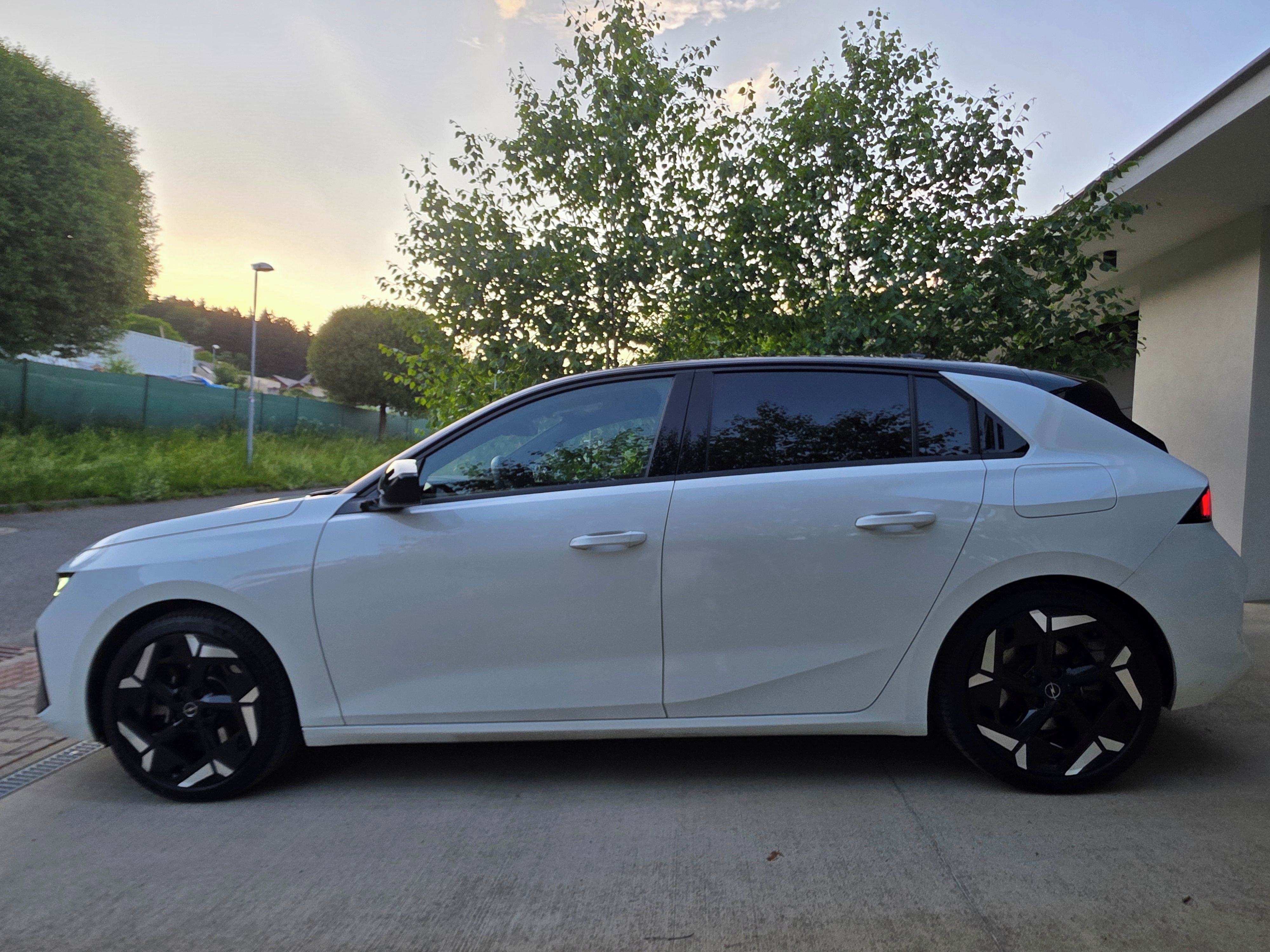 Opel Astra, Opel Astra GSe 1.6 Plug-in TOP - fotka 3