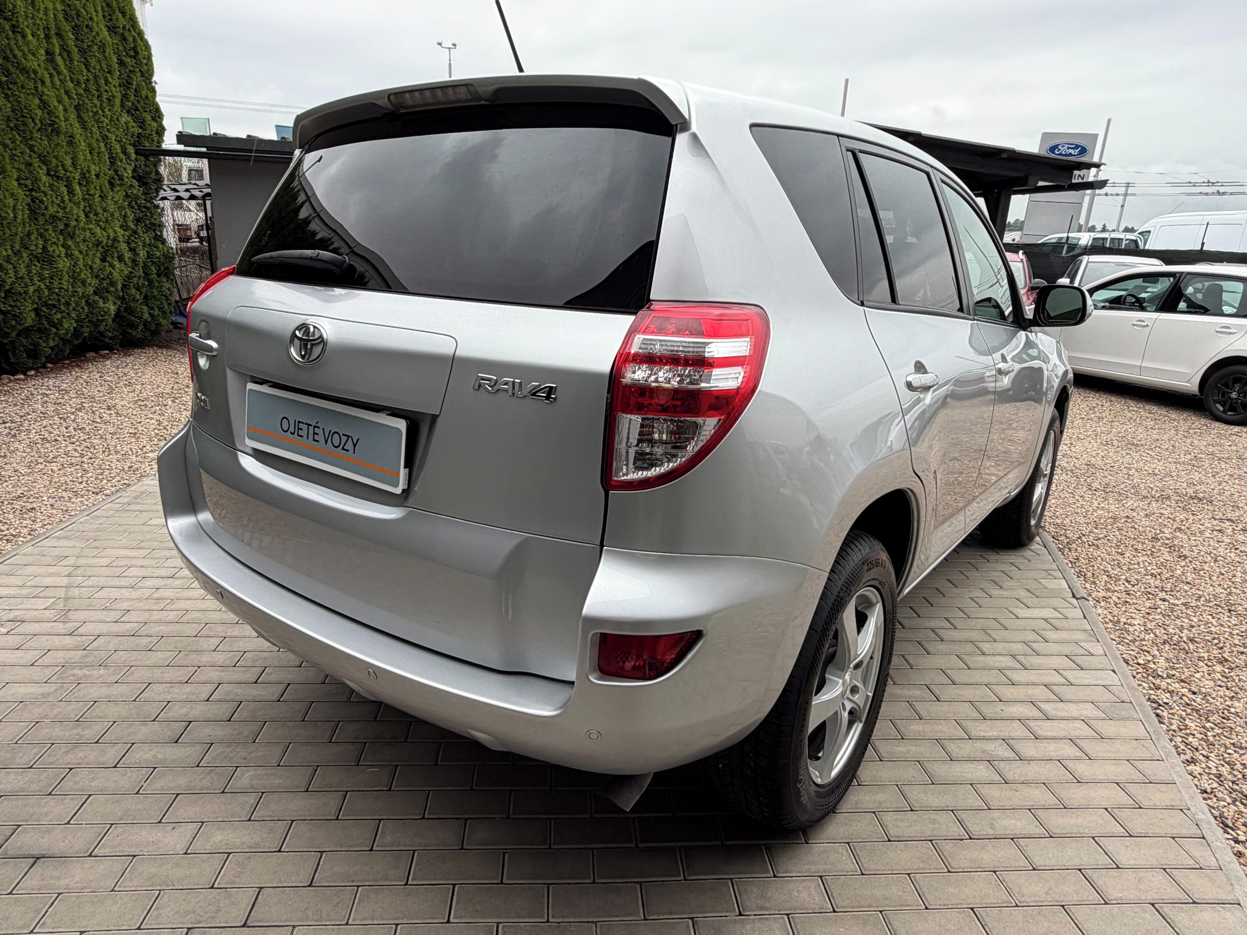 Toyota Rav4, 2.2 D-4D 4x4 110KW LUX - fotka 4
