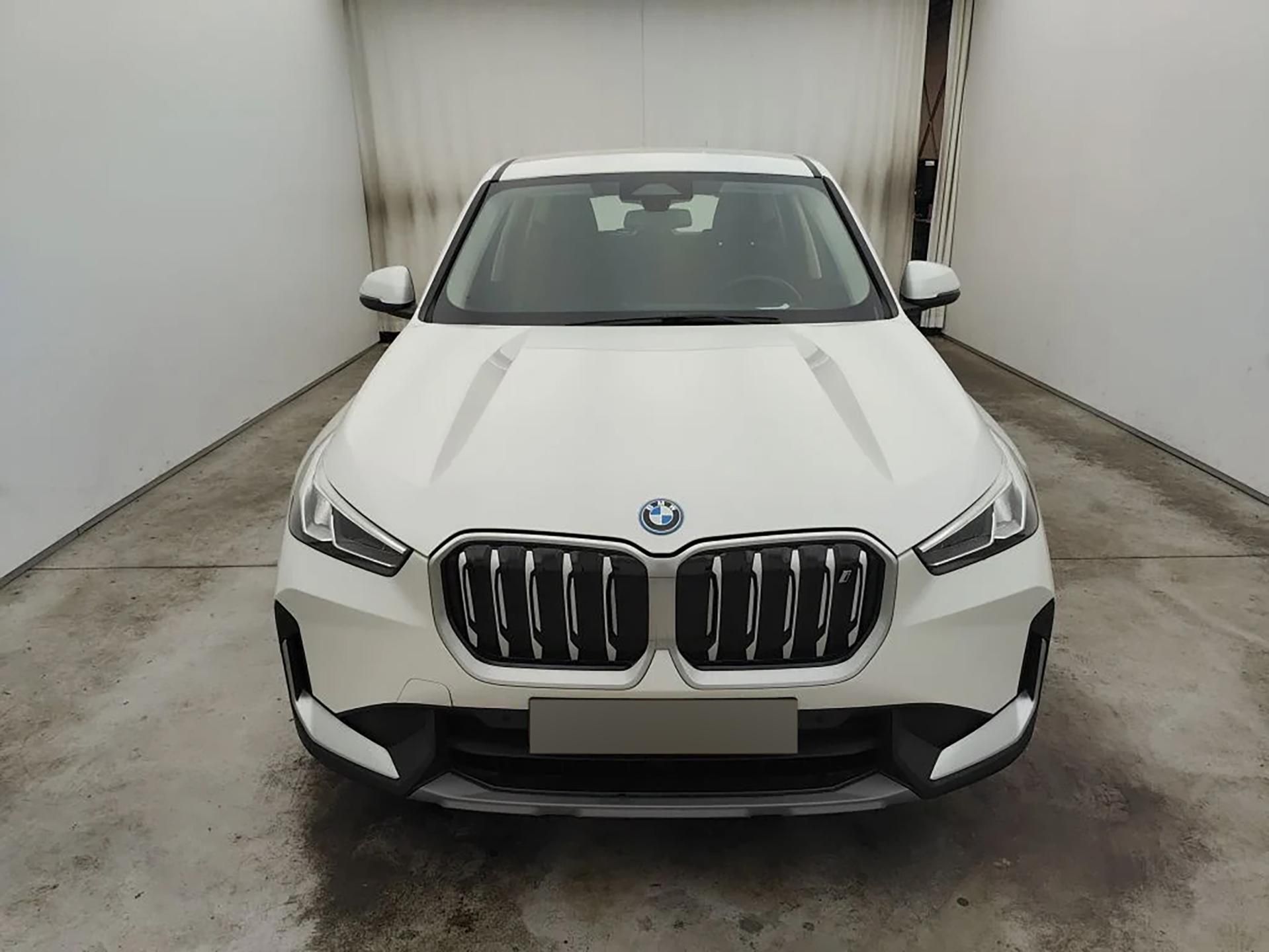 BMW iX1, xDrive30 - fotka 3