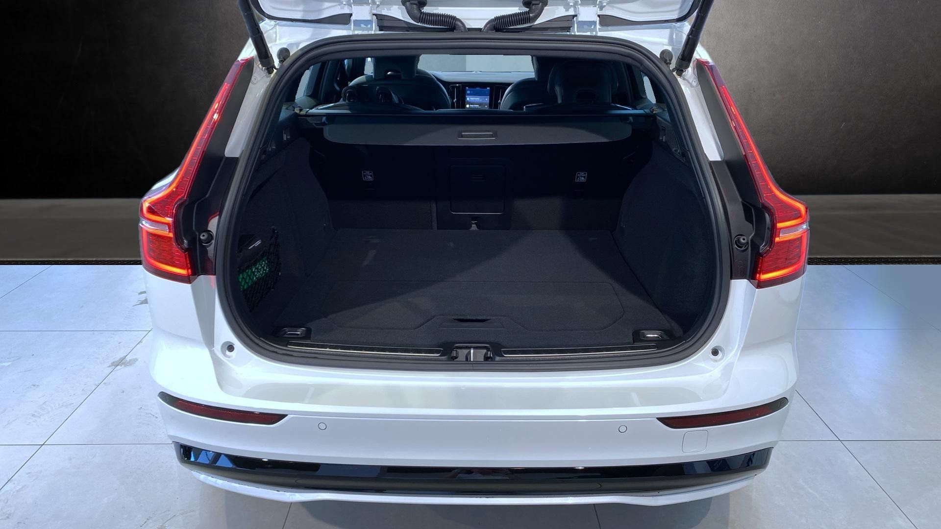 Volvo V60, PLUS DARK, B4, 145+10 kW / 197 - fotka 5