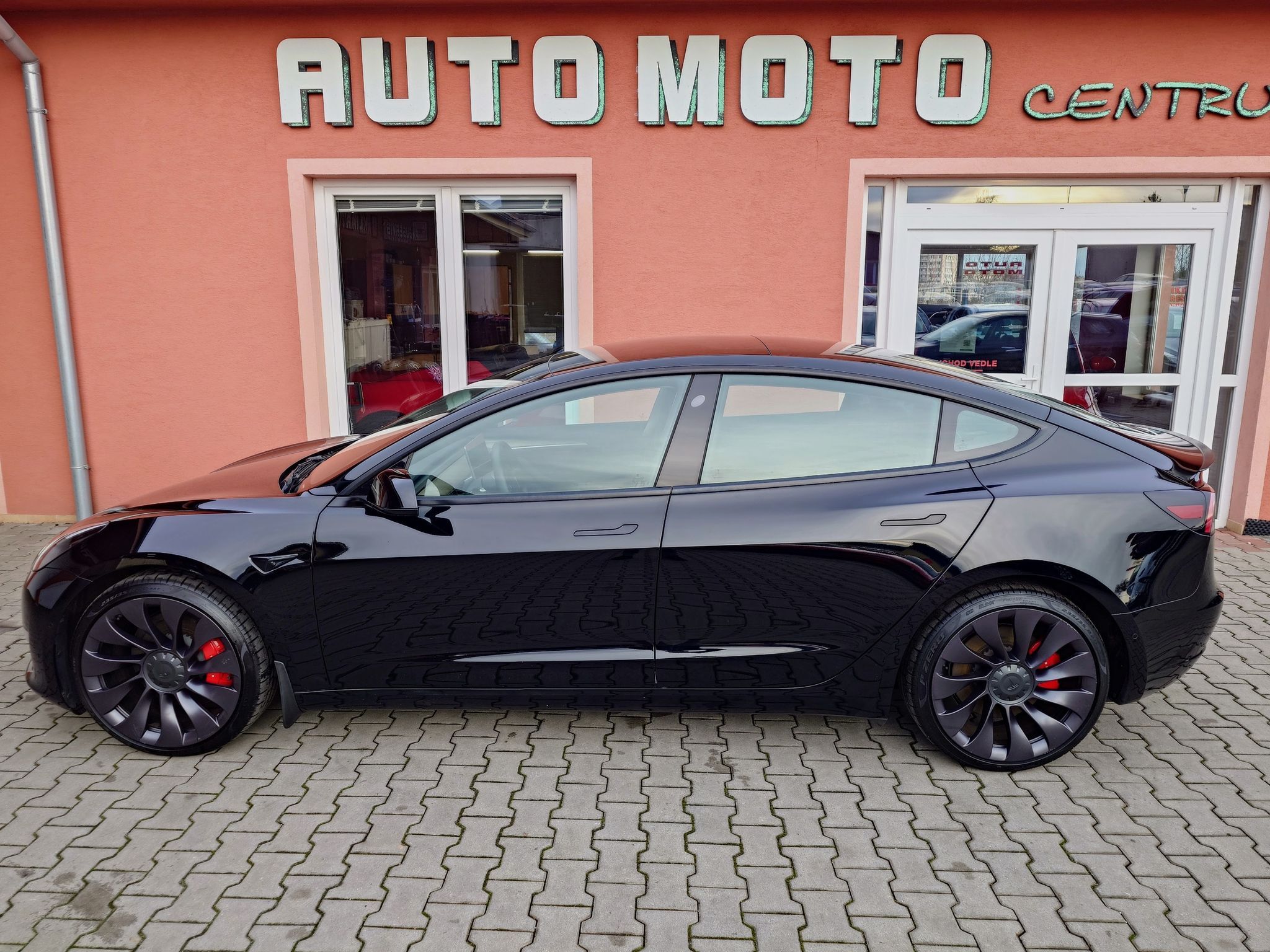 Tesla Model 3 - fotka 2