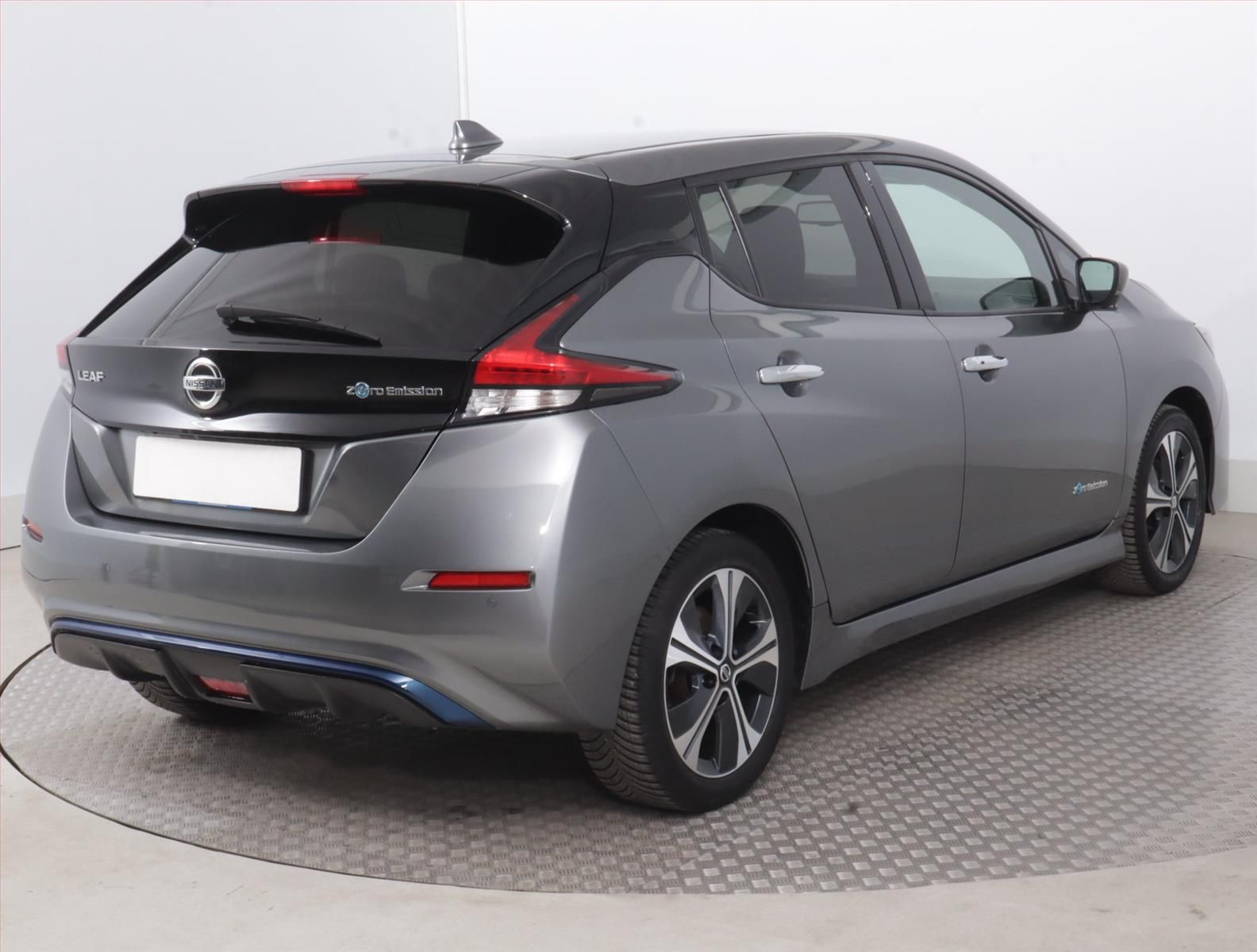 Nissan LEAF, 40 kWh, SoH 89%, Automat - fotka 5