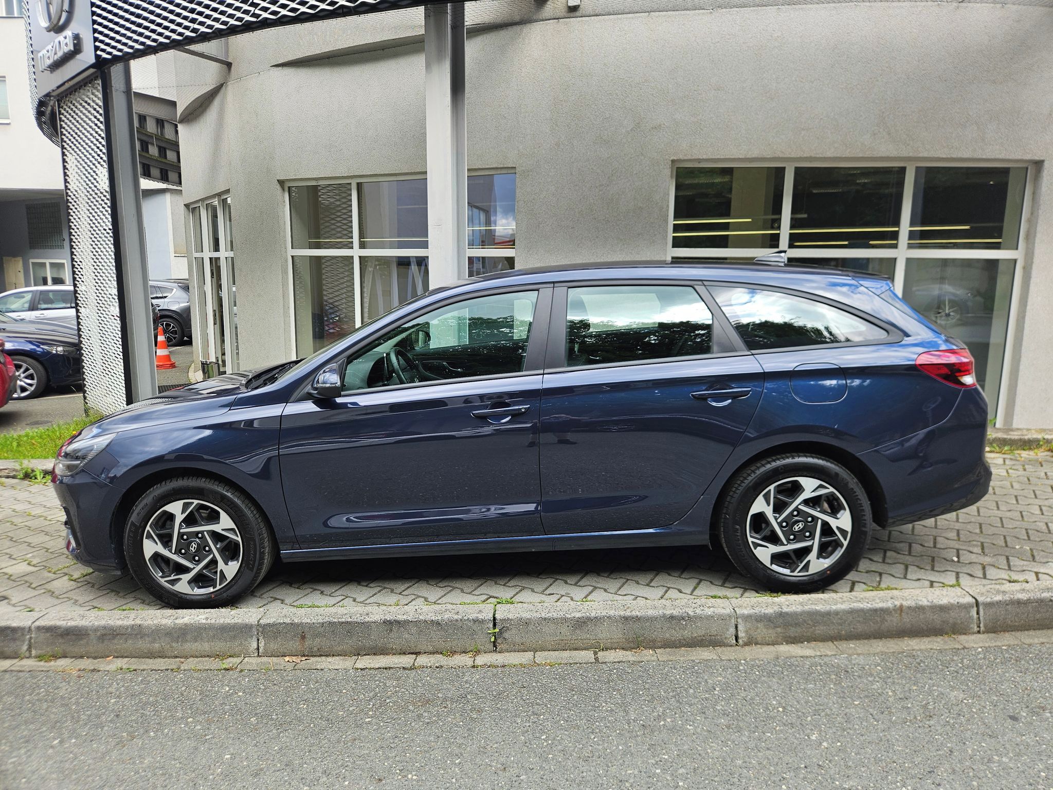 Hyundai i30, 1.5i Comfort, serv.kn., 1.maj. - fotka 2