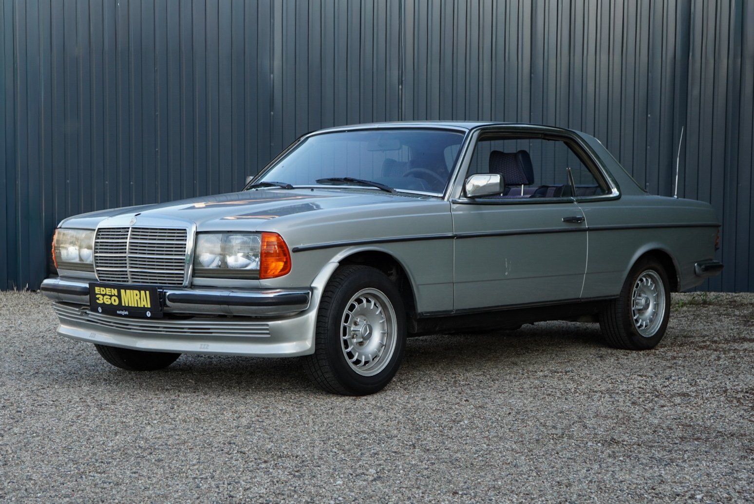 Mercedes-Benz 123, 230 CE - fotka 3