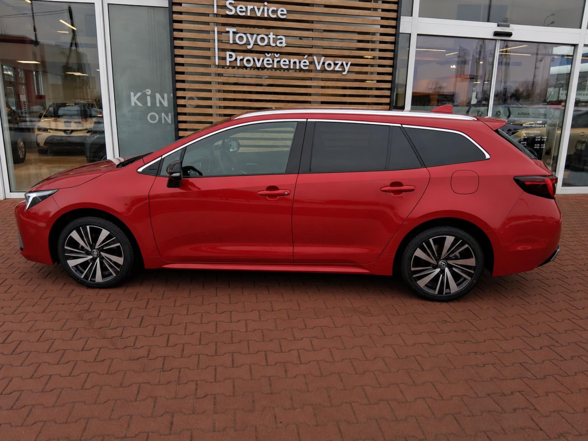 Toyota Corolla, 1,8 HEV STYLE - fotka 5