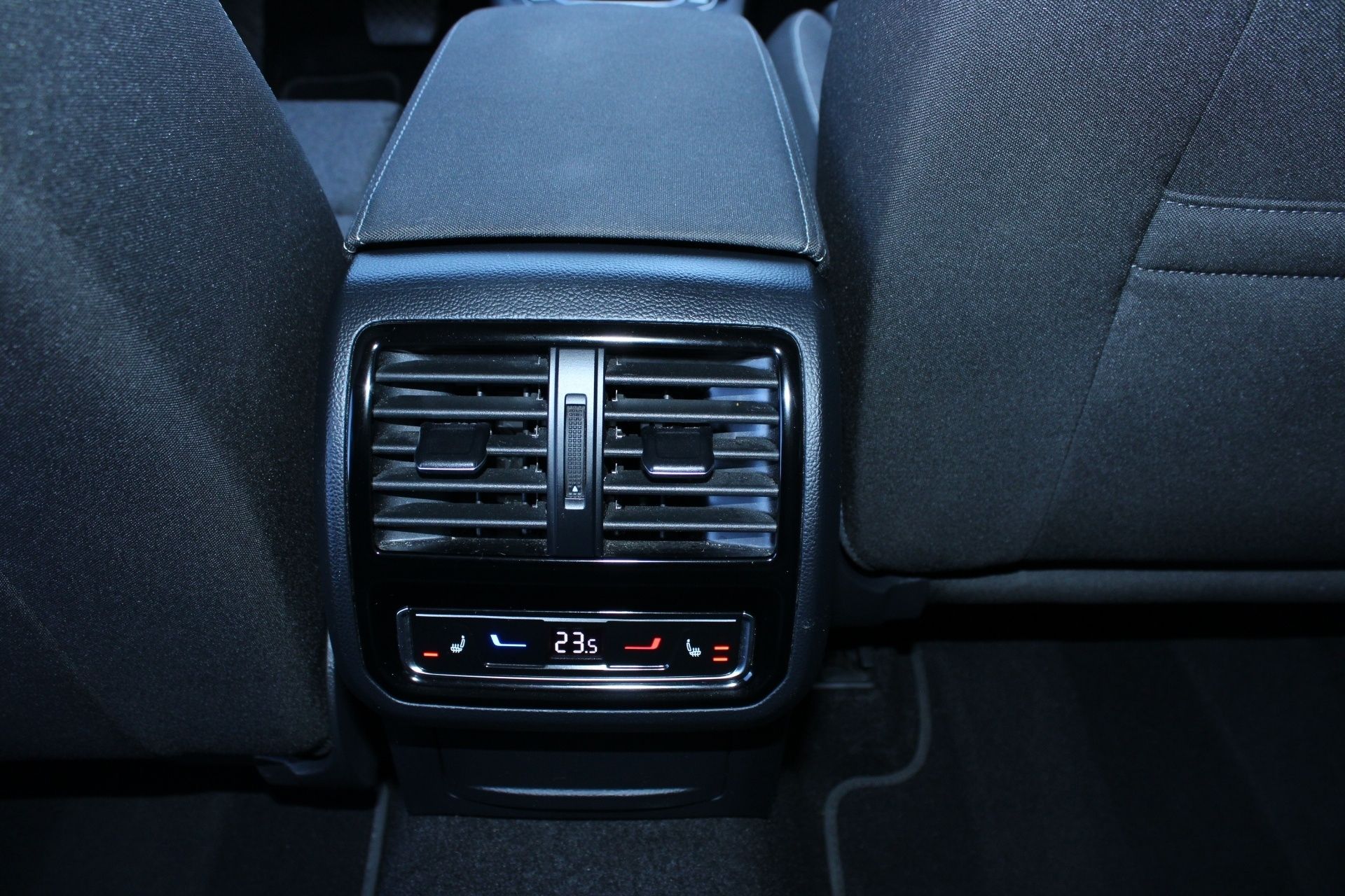 Volkswagen Passat, 1.5 TSI 110kW DSG Head UP disp - fotka 6