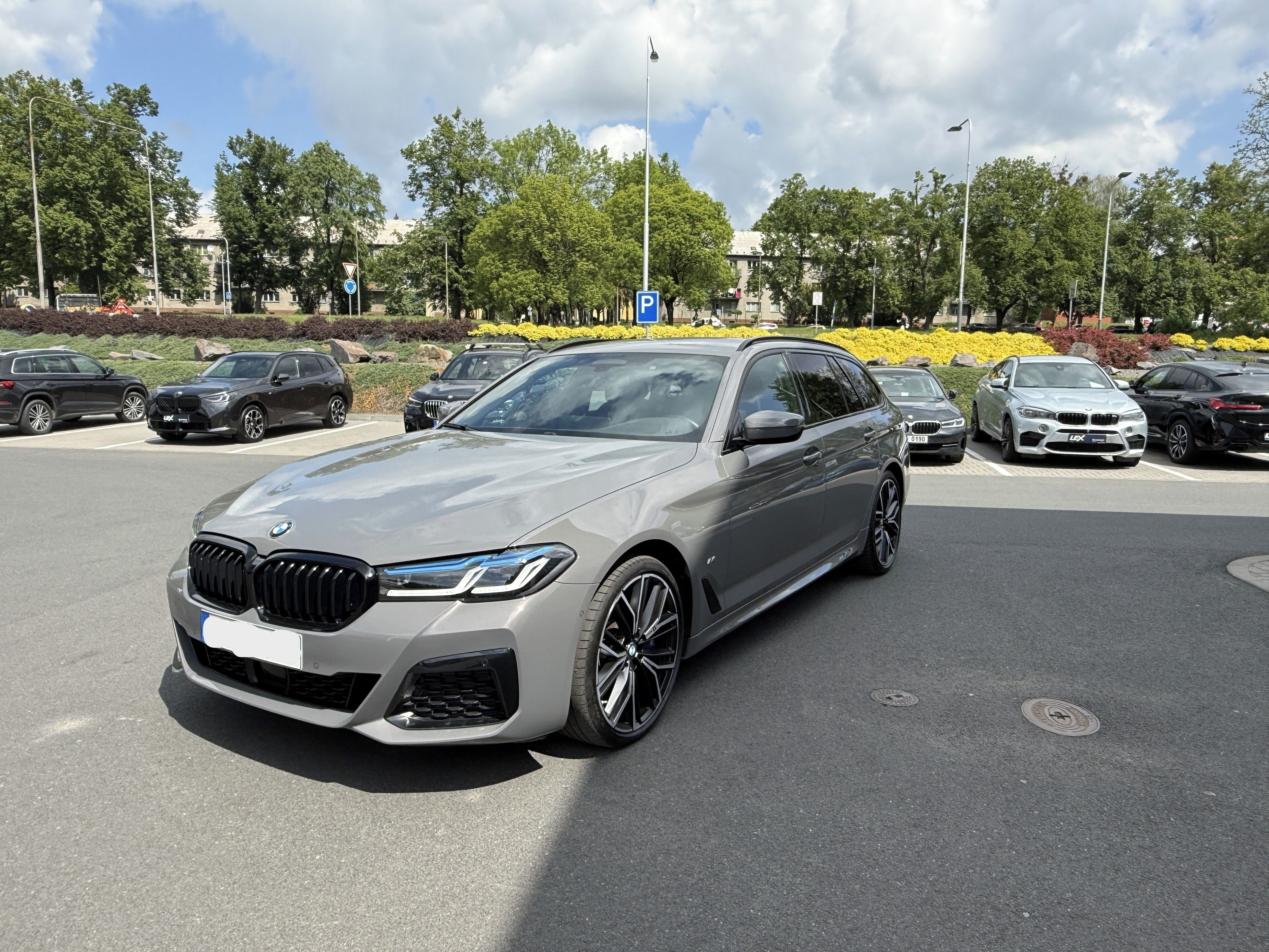 BMW Řada 5, BMW 540i xDrive Touring M pake - fotka 2
