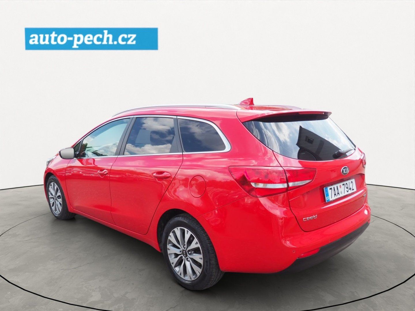 Kia Cee´d, 1.6 CRDi, 100 kW, 1. Maj ČR - fotka 2