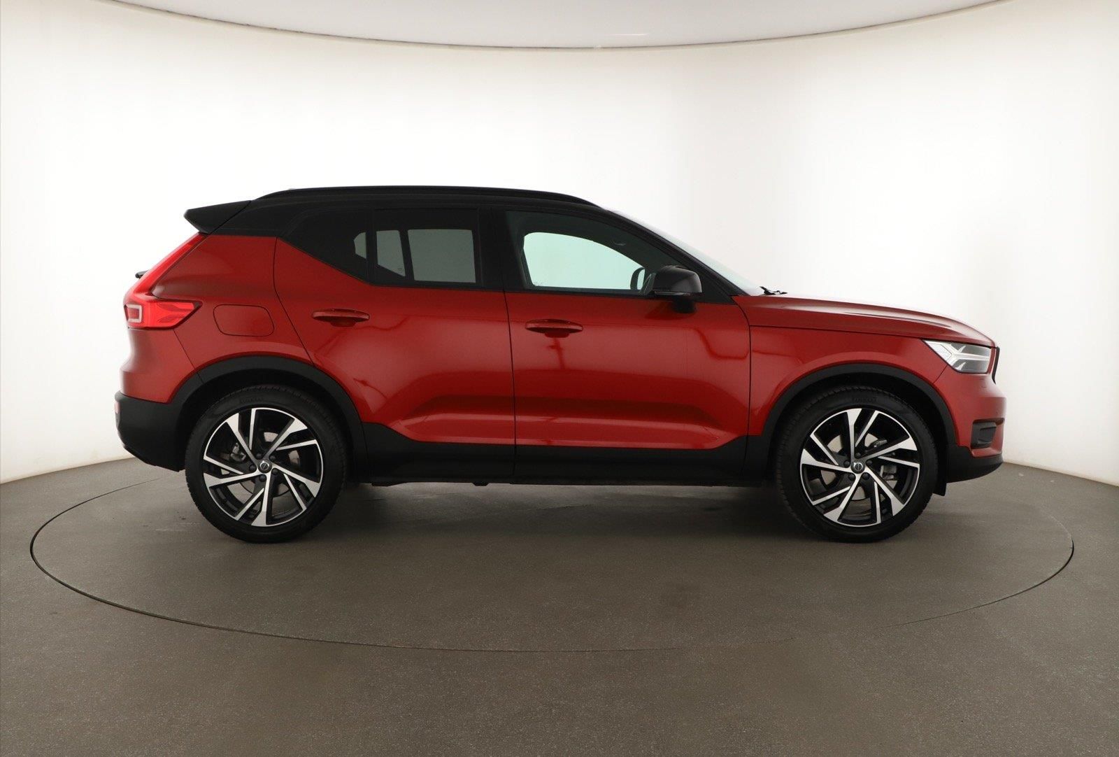 Volvo XC40, B4 AWD, R-Design, 4X4 - fotka 6