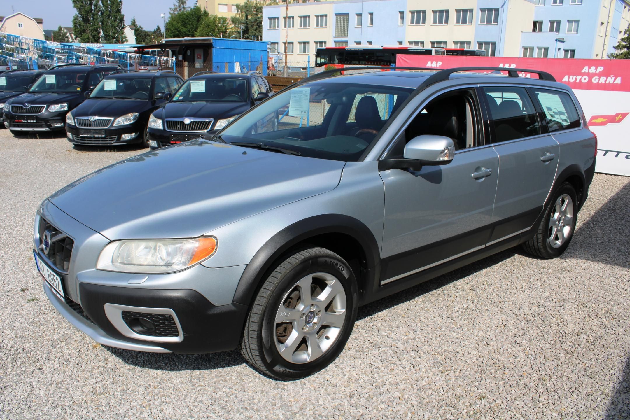Volvo XC70, 2,4d D5 XENONY KŮŽE KLIMA ALU - fotka 3